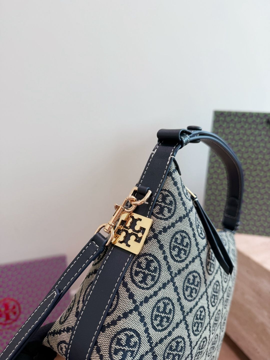 Comes with Toryburch gift box/presbyopia lunch box package