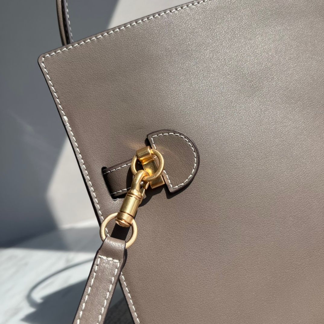 Purchasing quality 450.TB new Lee Radziwill bag with a stiff and contoured handbag shape, creating a modern and capable temperament, effortlessly showcasing fashion. Additional features include 1 middle zipper compartment, 1 zipper pocket, and a detachabl