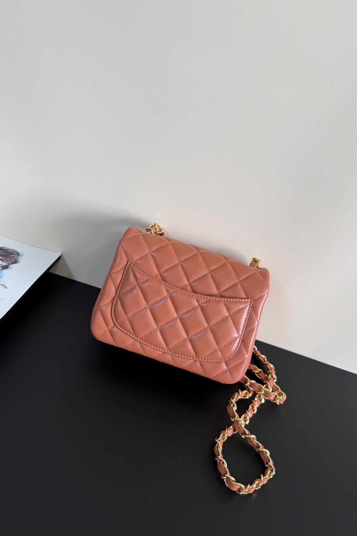 Caramel color gold buckle Classic Flap classic Cf square fat return is exquisite and durable. It is a timeless style that can be matched with anything.