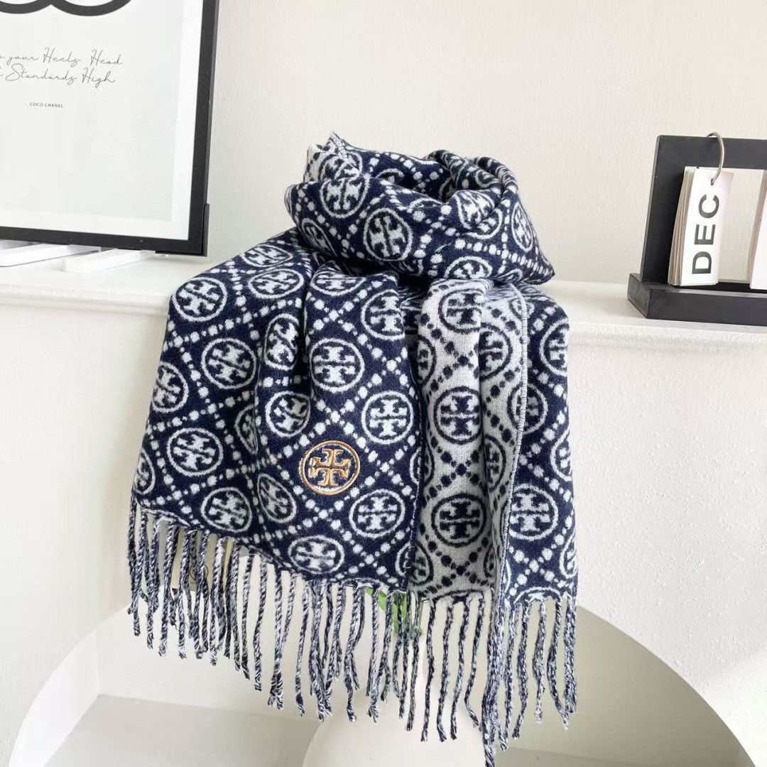 Synchronize TORY BURCH Long Scarf. It's lucky to have received this brand's products. It's really rare to see them. There are very few orders in China. The styles are really rare. The top luxury brand adheres to traditional craftsmanship and exudes a