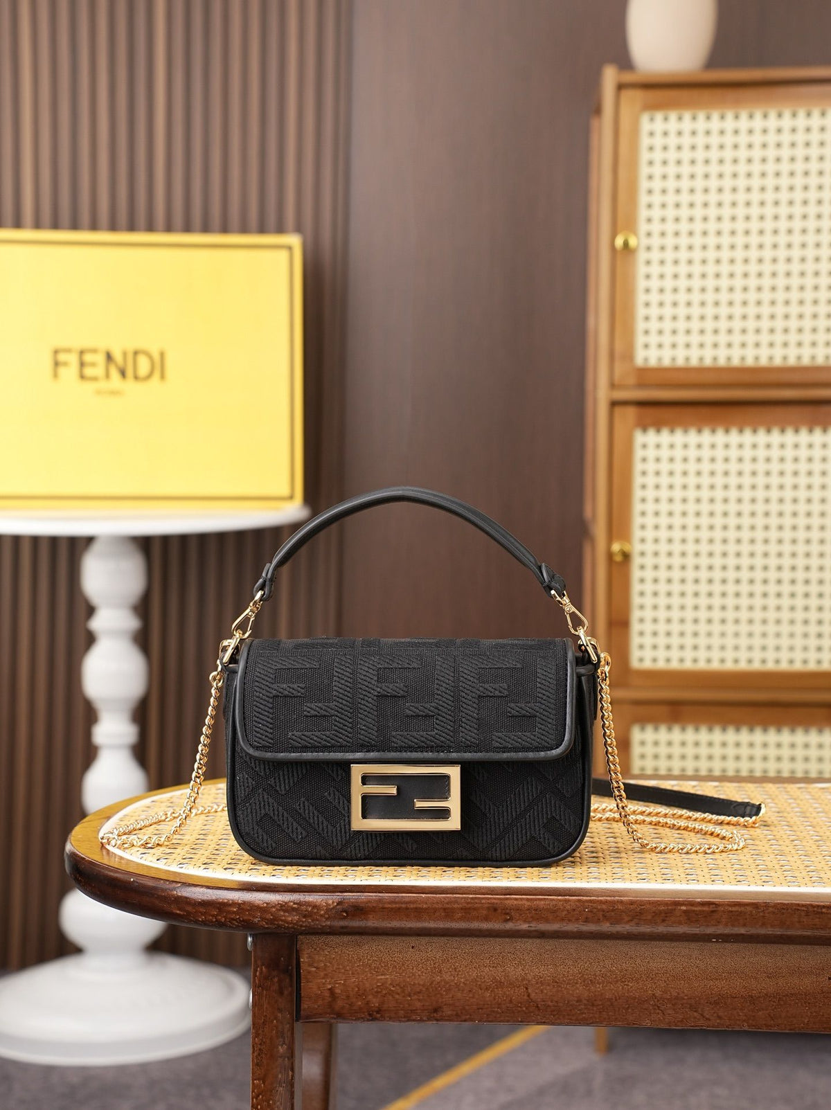 Model 6004, small size 20cm, FENDI's popular classic Baguette, crafted from high-quality canvas material, features double FF three-dimensional embroidery throughout the entire bag, creating an unparalleled texture. It comes with a detachable shoulder