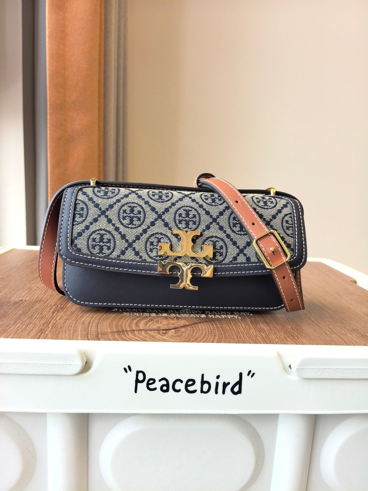 Eleanor's hot blue presbyopia bag has a beautiful and versatile color