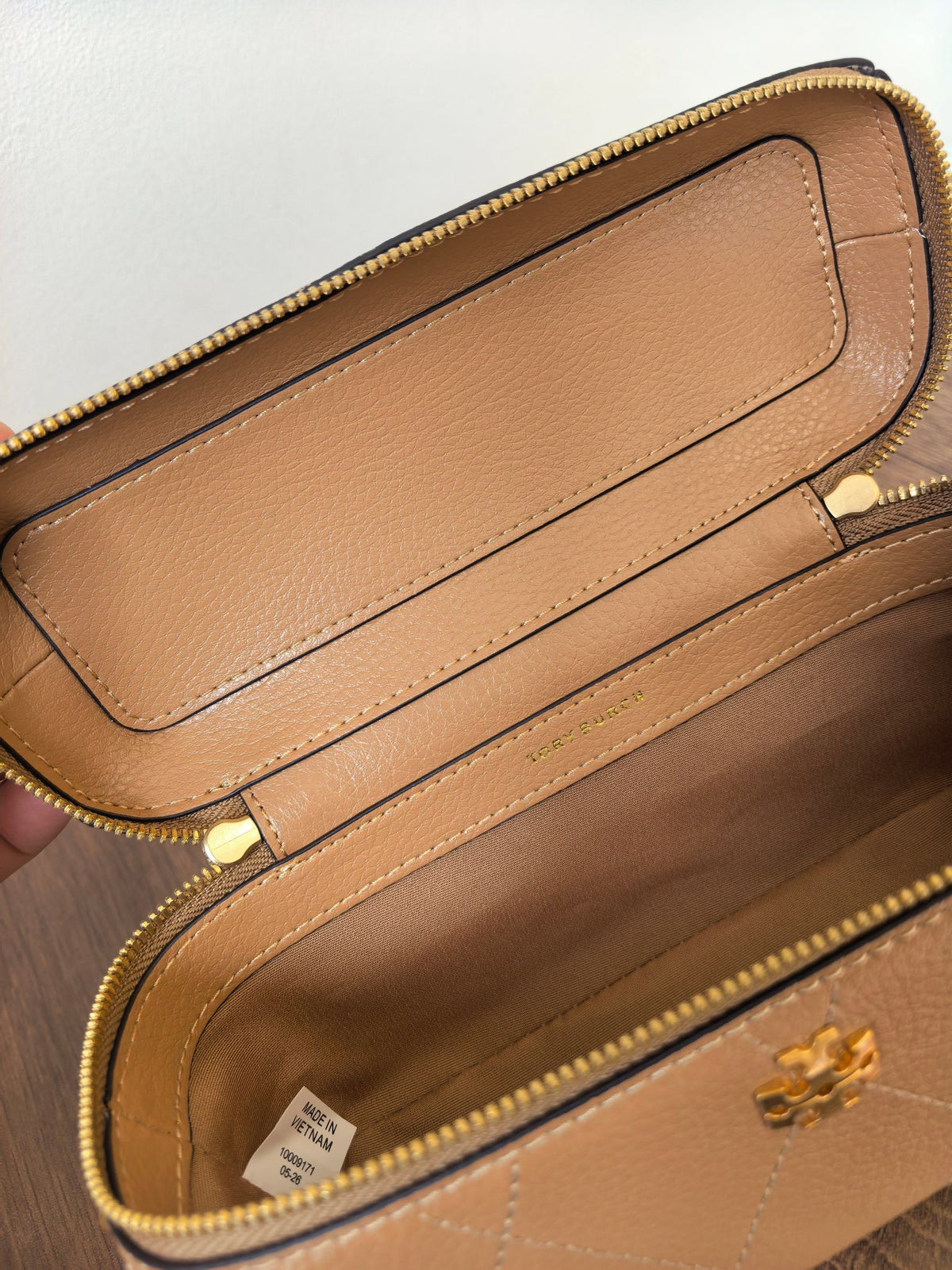 Apricot TORY BURCH KIRA DIAMOND QUILT CHARM EAST-WEST VANITY CASE diamond box bag is made of quilted cowhide with iconic double T metal logo, simple yet recognizable. The chain shoulder strap can be carried diagonally or carried on one shoulder, flexible