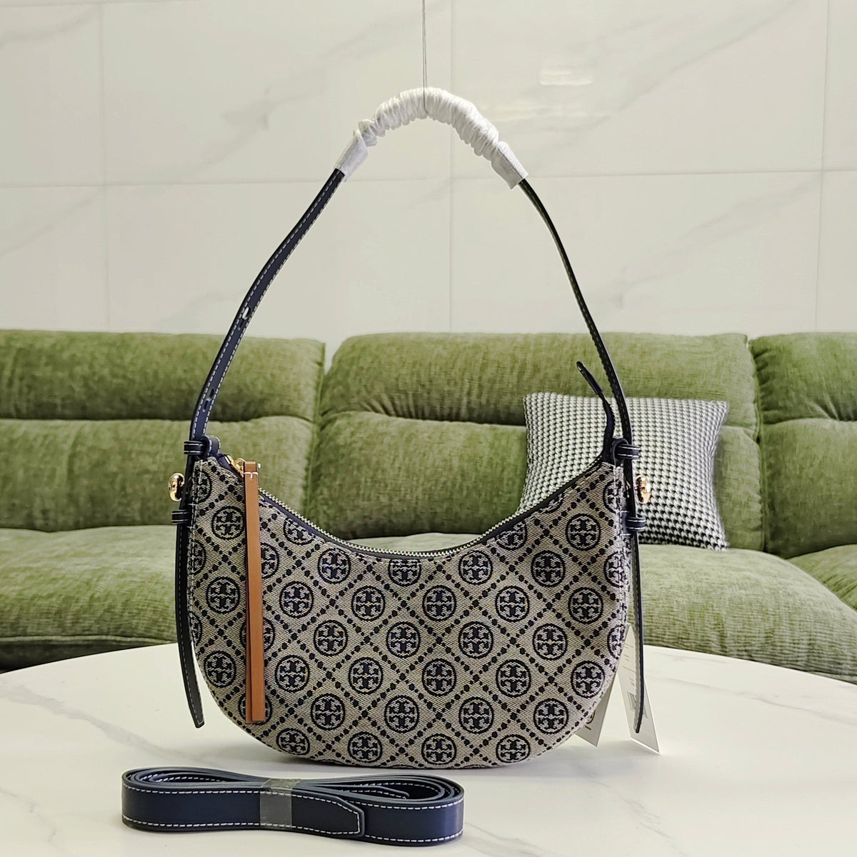 Tory Burch ROMY Denim Crescent Bag Classic T Monogram Jacquard+Retro Denim Denim Blue Fashionable and Versatile Crescent Bag Type Fit Shoulder Line Shoulder Strap Detachable Single Shoulder/Cross Shoulder OK Commuting, Dating, Shopping, Easy to Handle
