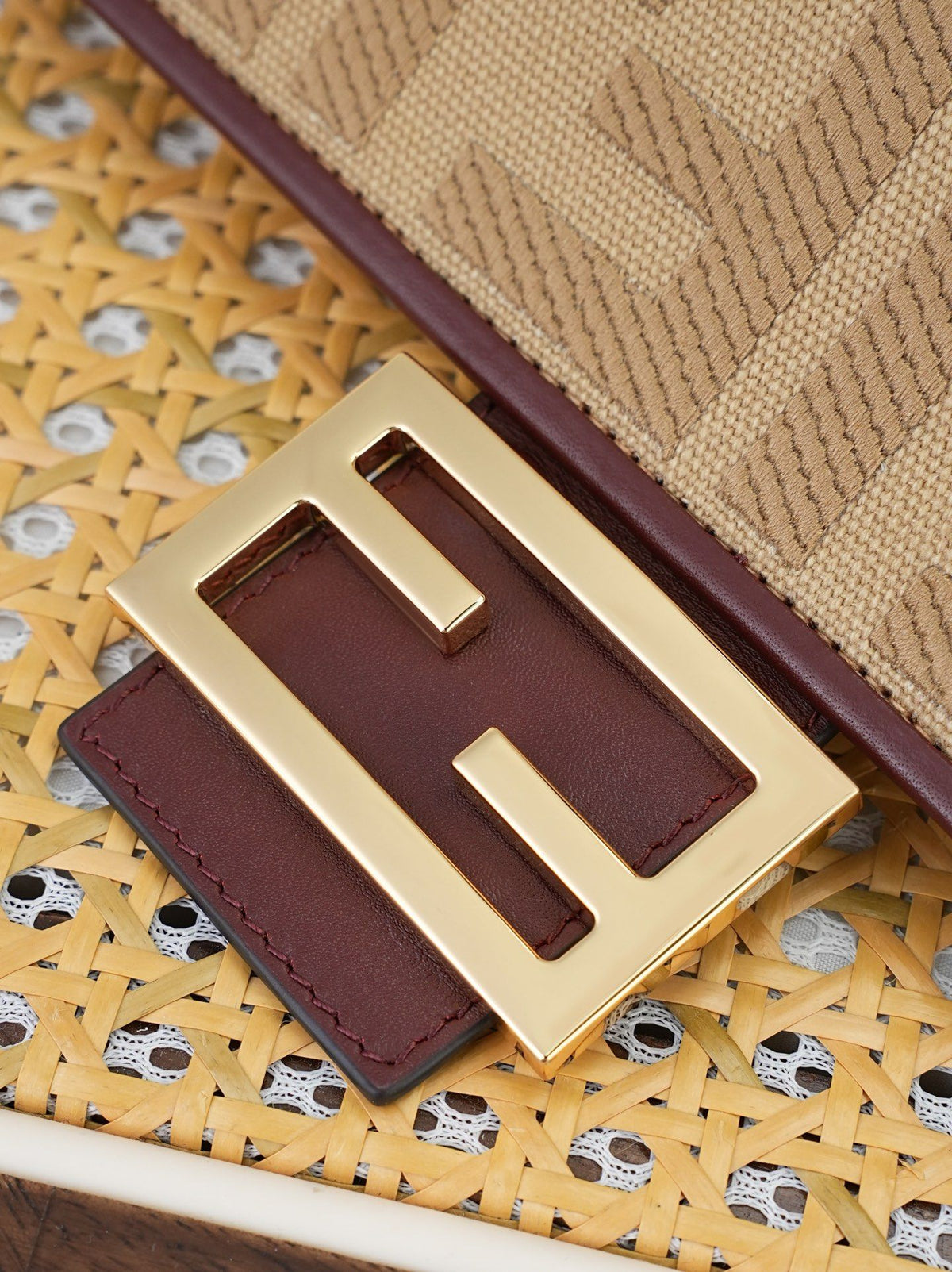Model 18004, size 266.513.5 cm, top of the line original FENDI hot classic Baguette material is made of canvas with advanced craftsmanship to create a whole bag. Double FF three-dimensional embroidery texture is invincible, equipped with detachable and