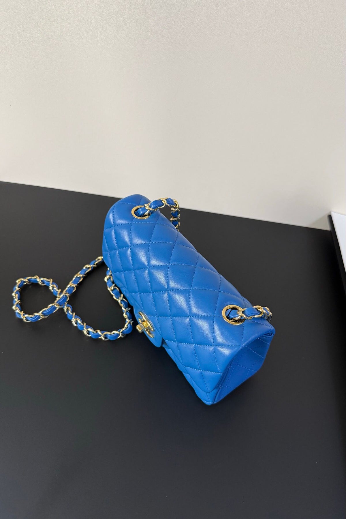 Upgraded version (full leather inside and outside) CF 20cm lambskin. Exclusive product on the market. Please see the pictures for leather details and workmanship. It is perfect. Welcome to compare. 116 electro-optical blue gold buckle.