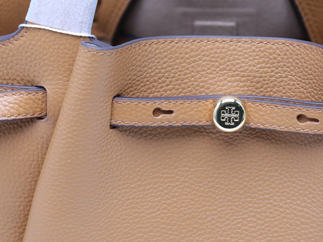 Purchasing Quality 420 Latest Tory Brunch Little Xiaomi Tote Bag Made of Soft Pebble Leather with a Soft Waist silhouette, It is the Ultimate Daily Handbag. Lightweight, spacious interior with deep pockets, thin waistband, and our brand new button logo