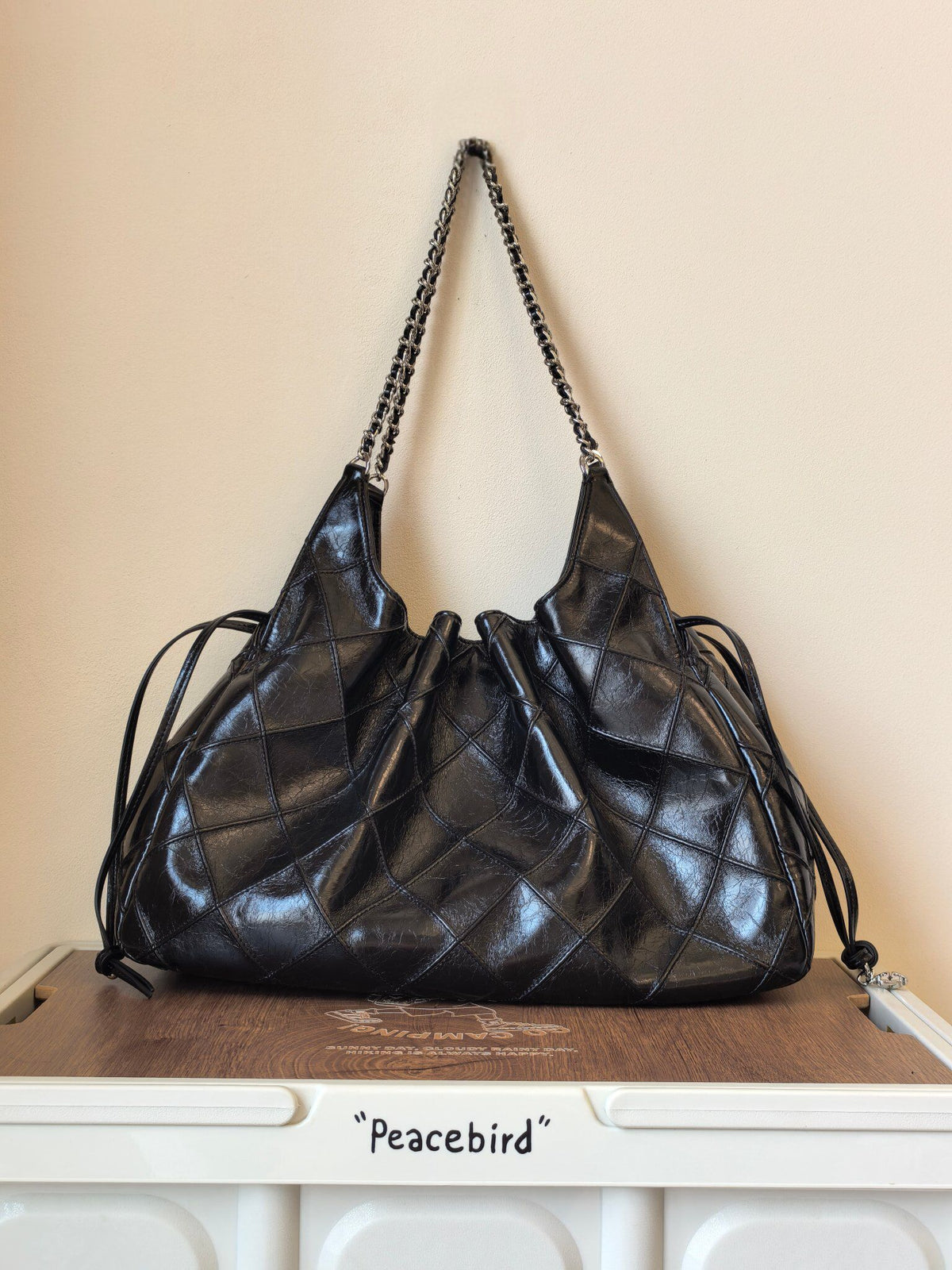 Oil wax black TORY BURCH FLEMING DISTRESSED LARGE TOTE Lingge tramp bag Oil wax cowhide+classic Lingge quilting texture Soft and wear-resistant metal chain shoulder belt Slightly retro drawstring design Super loose bag type Random change capacity Large