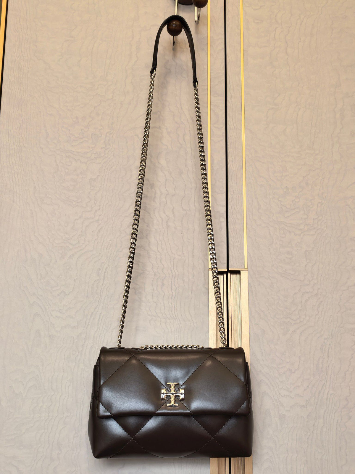 Number 512] This bag is really a bit high-end # niche bag. This Kira chain bag is tailor-made for delicate girls, with a gentle texture in chocolate color as a daily standard. It combines the classic elements of diamond grid pattern and metal chain, which
