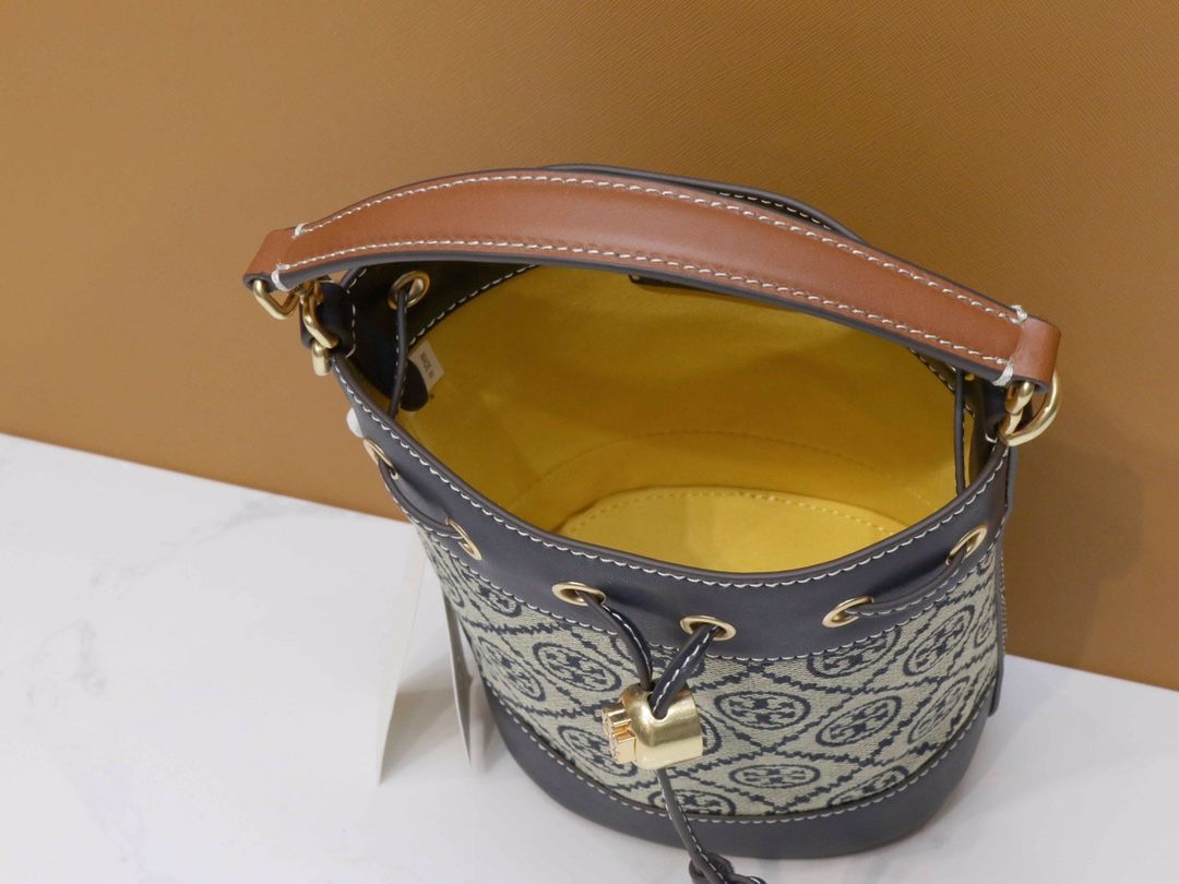 Purchasing quality 340. Small size arrived 80534 small TORY BURCH Monogram 2021 summer new drawstring bucket bag texture navy blue canvas fabric with neat bag body retro jacquard embellishment makes the overall look more casual and stylish