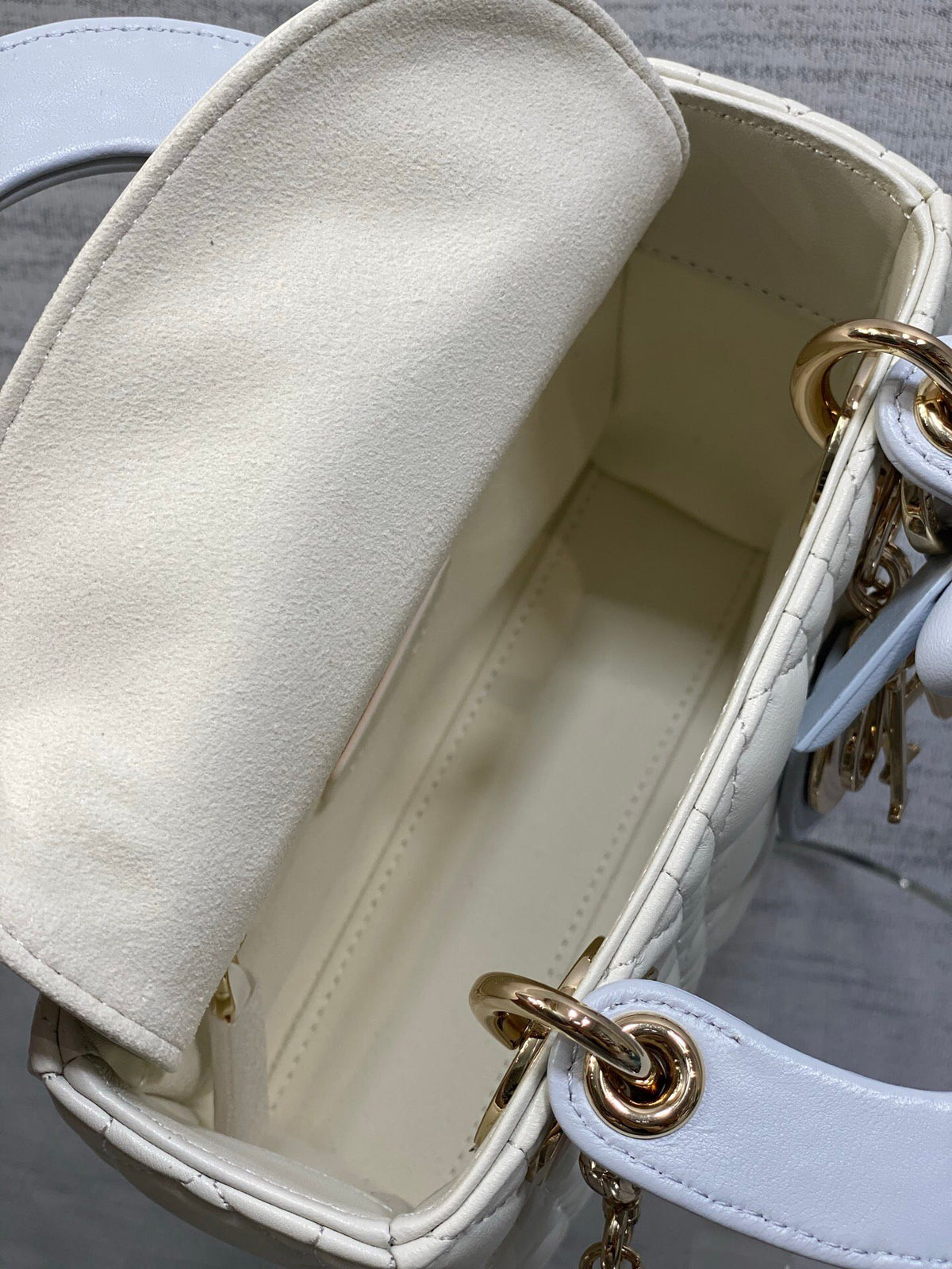 Classic Lady's latest bow-tie Princess Diana bag. A must-have three-compartment bag for everyone. Charming, elegant and full of aura. It is also full of femininity when carried cross-body. Classic fashion style. This beautiful bag is available on Instagra