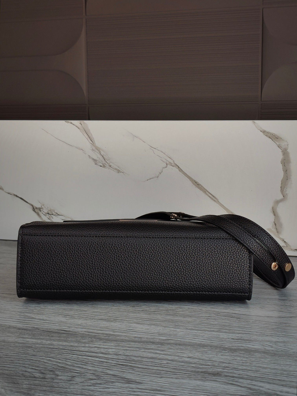The new 240 Tory Burch Radziwill series medium-sized shoulder bag is made of lychee patterned cowhide leather, which is delicate and durable, and becomes more shiny with use. The bag shape is simple and atmospheric, inspired by the Kelly bag