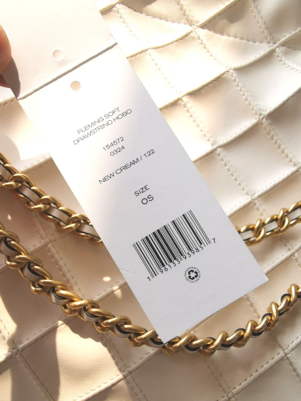 TORY BURCH shopping bag is carefully crafted with soft leather and infused with diamond shaped pleats for a soft and personalized look. The bag size is 363011