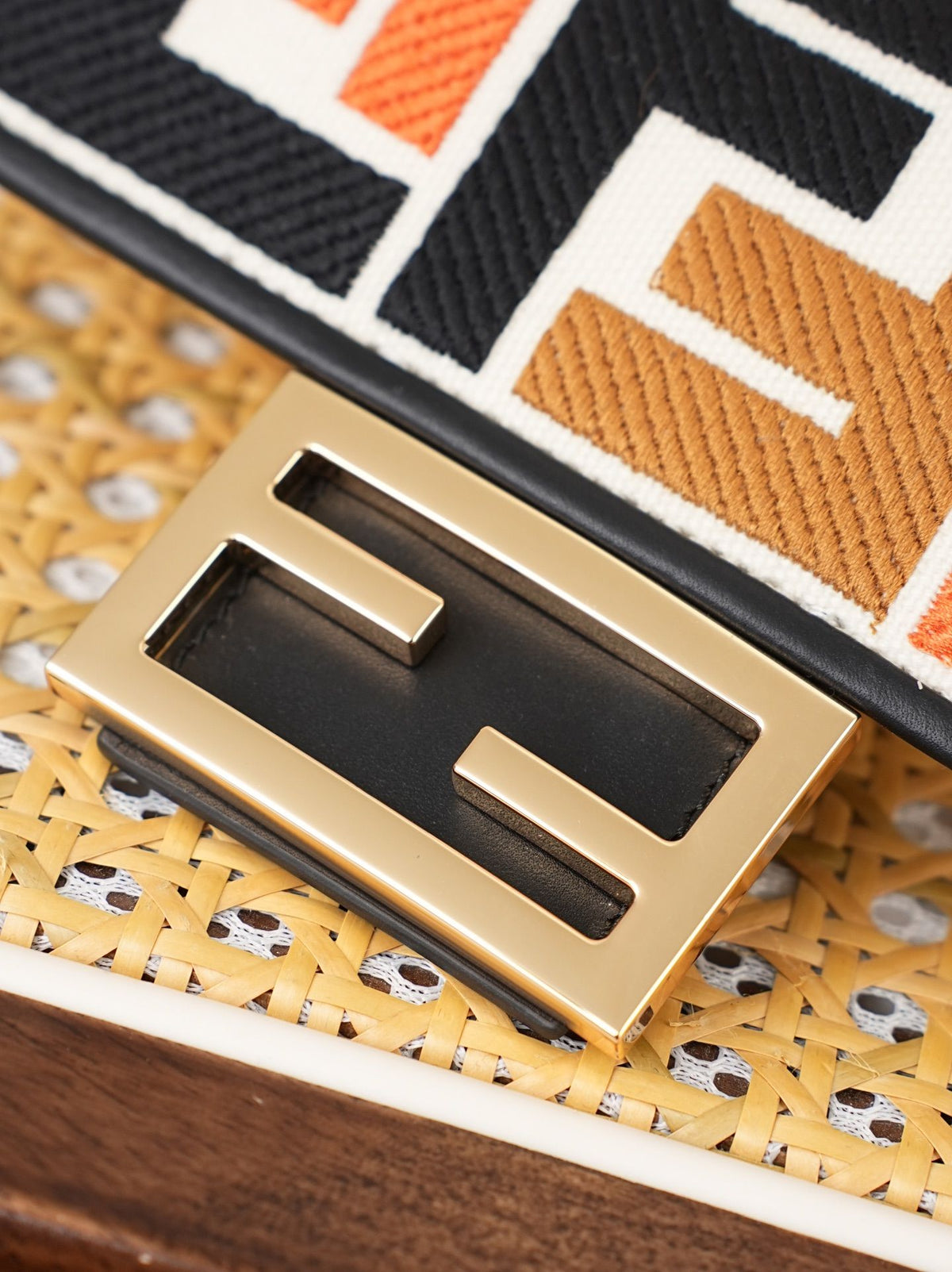 Model 6004, small size 20cm, FENDI's popular classic Baguette, crafted from high-quality canvas with advanced techniques. The entire bag features double FF three-dimensional embroidery, boasting an unparalleled texture. It comes with a detachable shoulder