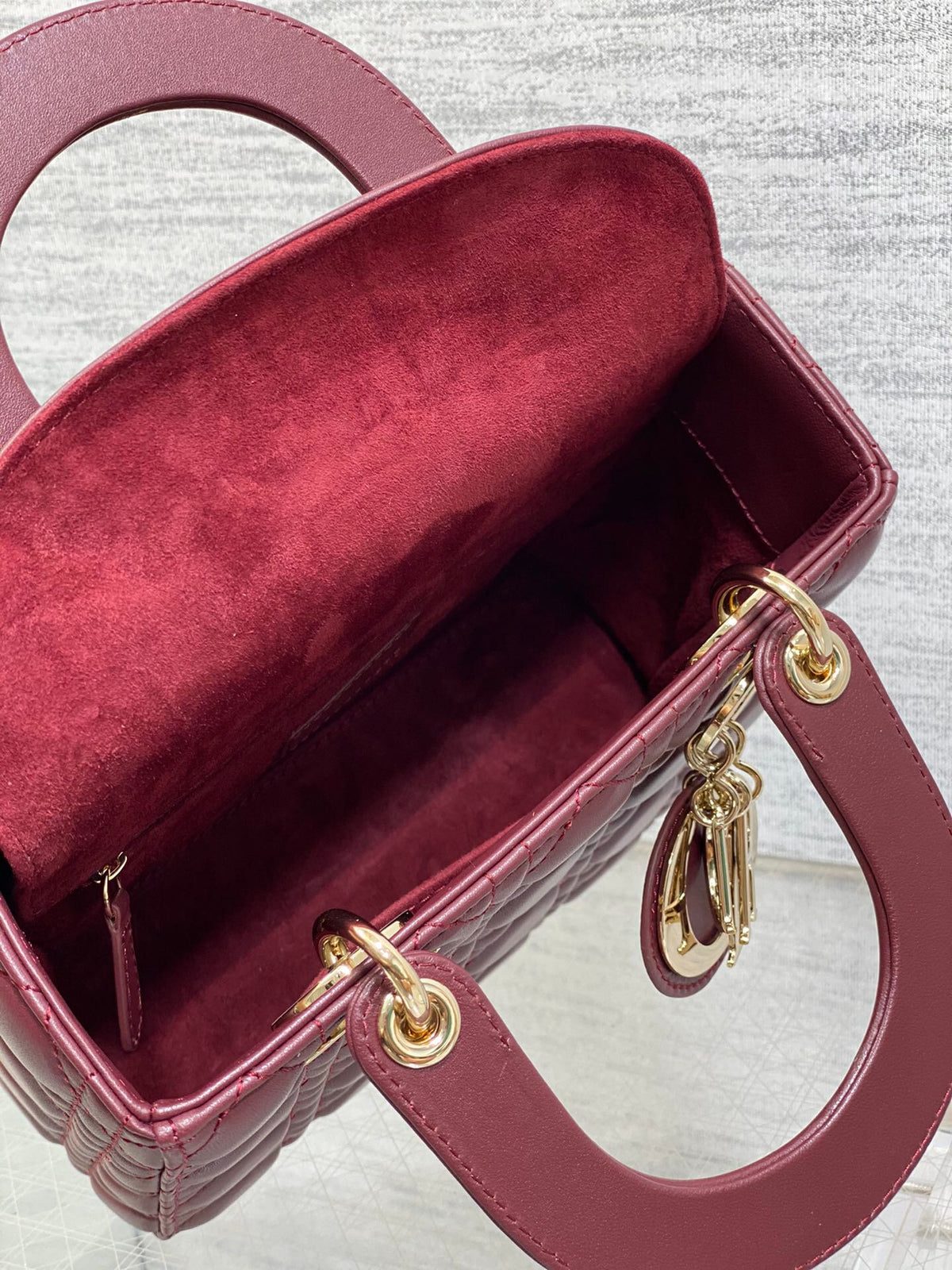 Lady's four-frame burgundy sheepskin gold buckle series, the latest colors for spring and summer, fresh style, and the latest letter shoulder straps are extra points. 6 letters are delivered. Babies can choose the buttons they like as they like. No need