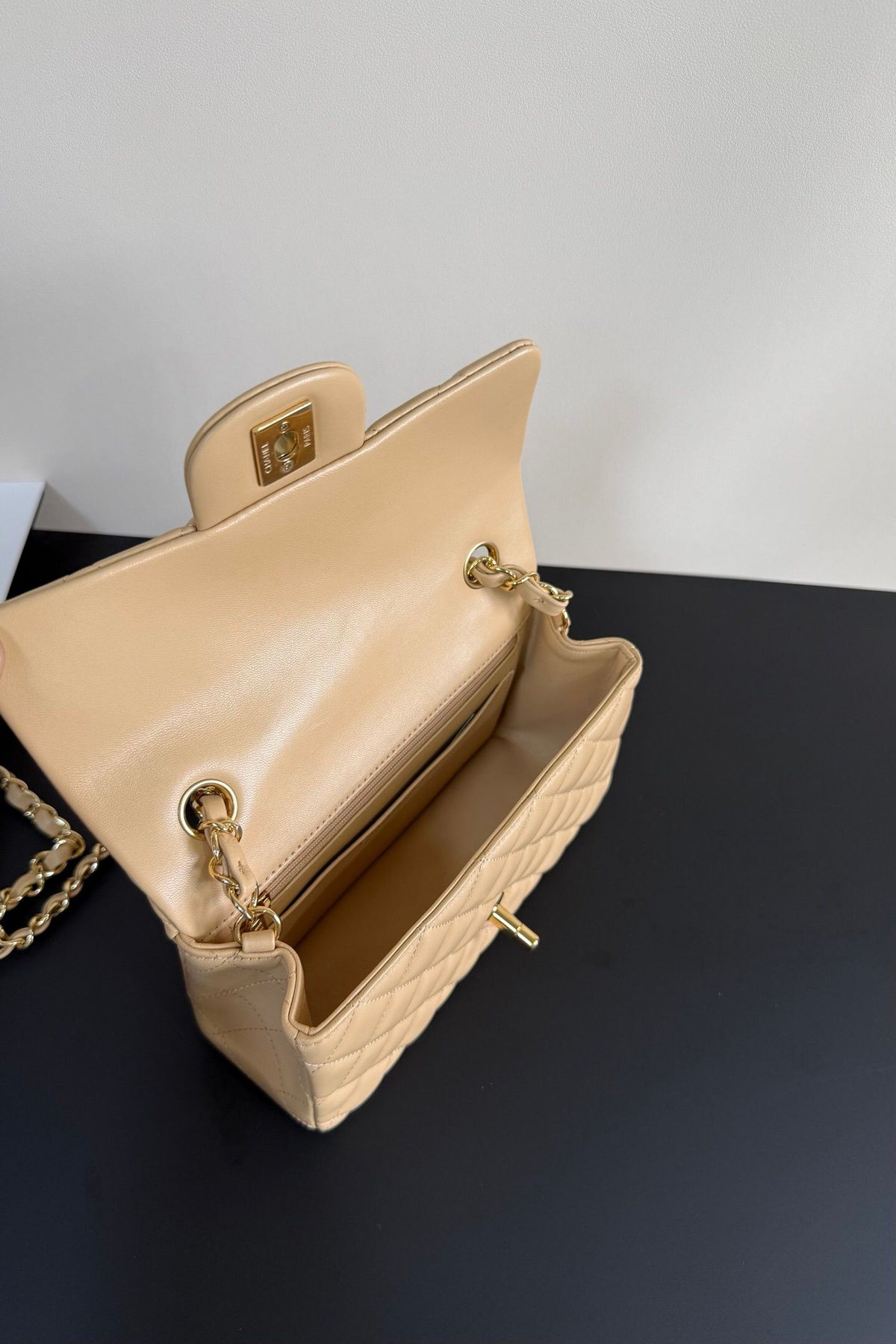Upgraded version (full leather inside and outside) CF 20cm lambskin. Exclusive good product on the market. Please see the pictures for leather details and workmanship. It is perfect. Welcome to compare. 116 apricot gold buckle.