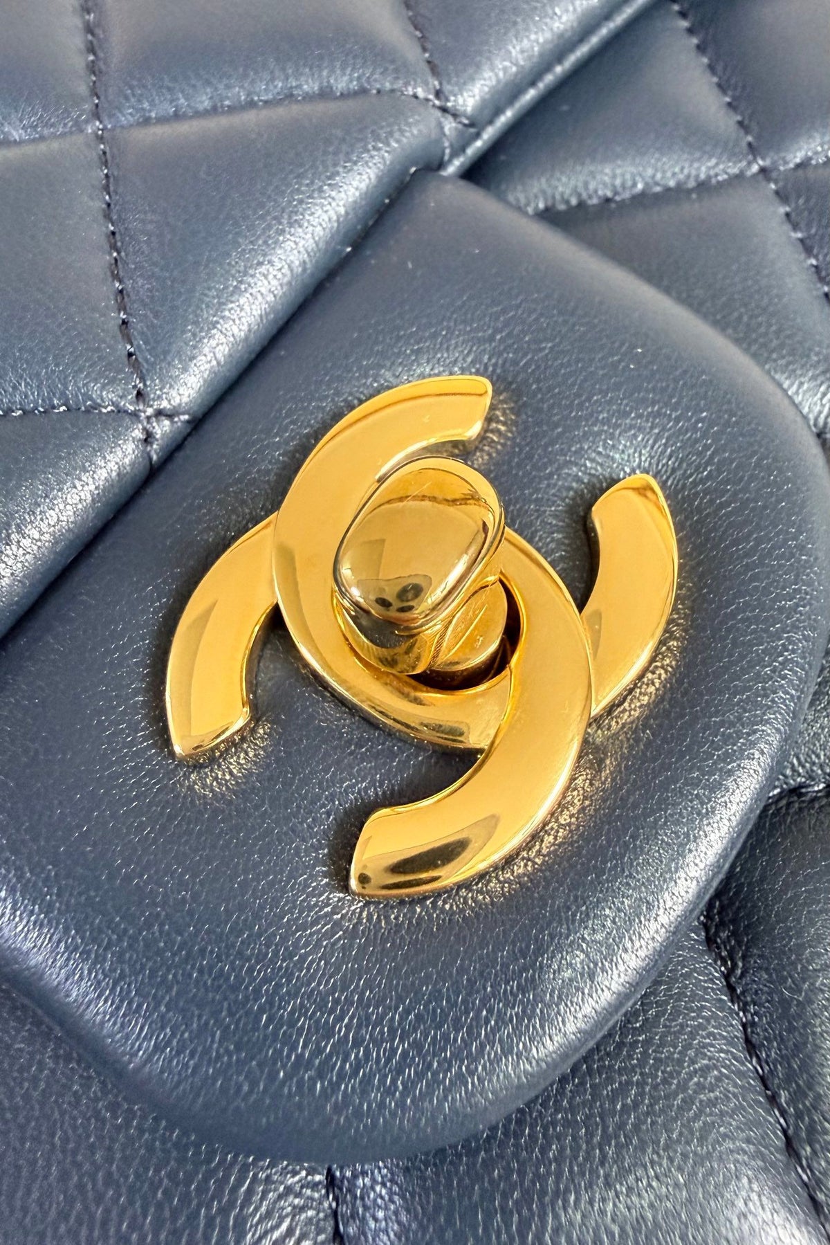 Upgraded version (full leather inside and outside) CF 20cm lambskin. Exclusive product in the market. Please see the pictures for leather details and workmanship. It is perfect. Welcome to compare. 116 dark blue gold buckle.