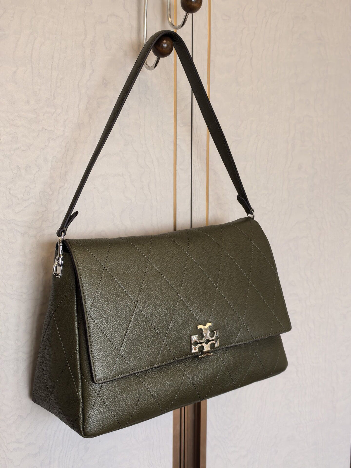 Title: 1520 Large TORY BURCH | Black Gold Charlie Quilted Shoulder Collection Black Gold Charlie Bag Selection Guide Here Comes the Large Super Capacity, Commuter Stopper, Short Apprentice, OK, Medium Size, Suitable for Daily Streetwear, Super Atmosphere