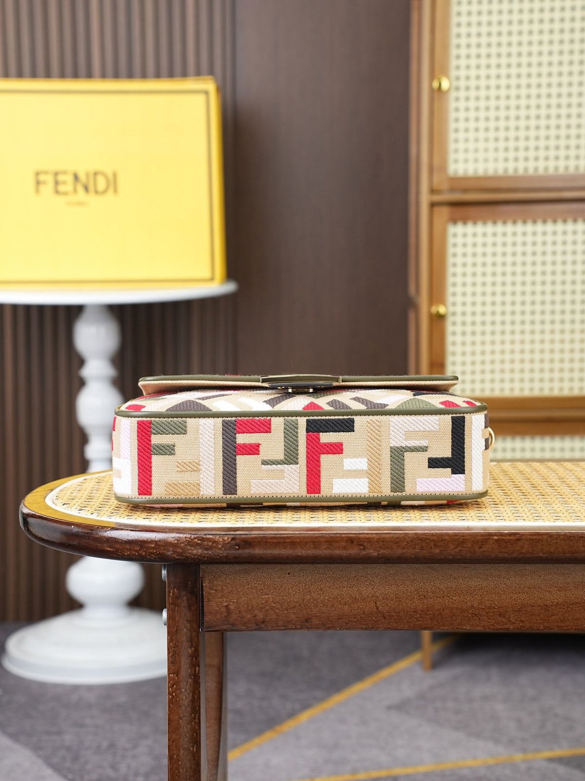 Model 18004, size 266.5 x 13.5 cm, top-grade original FENDI, popular classic Baguette. The raw material is made of high-quality canvas craftsmanship. The entire bag features double FF three-dimensional embroidery with an unparalleled texture. It comes