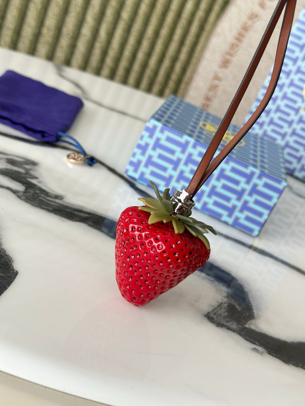 Tory Burch strawberry bag hanging in two colors. Since I found this strawberry on Xiaohongshu, I think it looks so good and cute. I love carrying a basket to match it and try it out. It can also be paired with other bags. Both red and pink colors look
