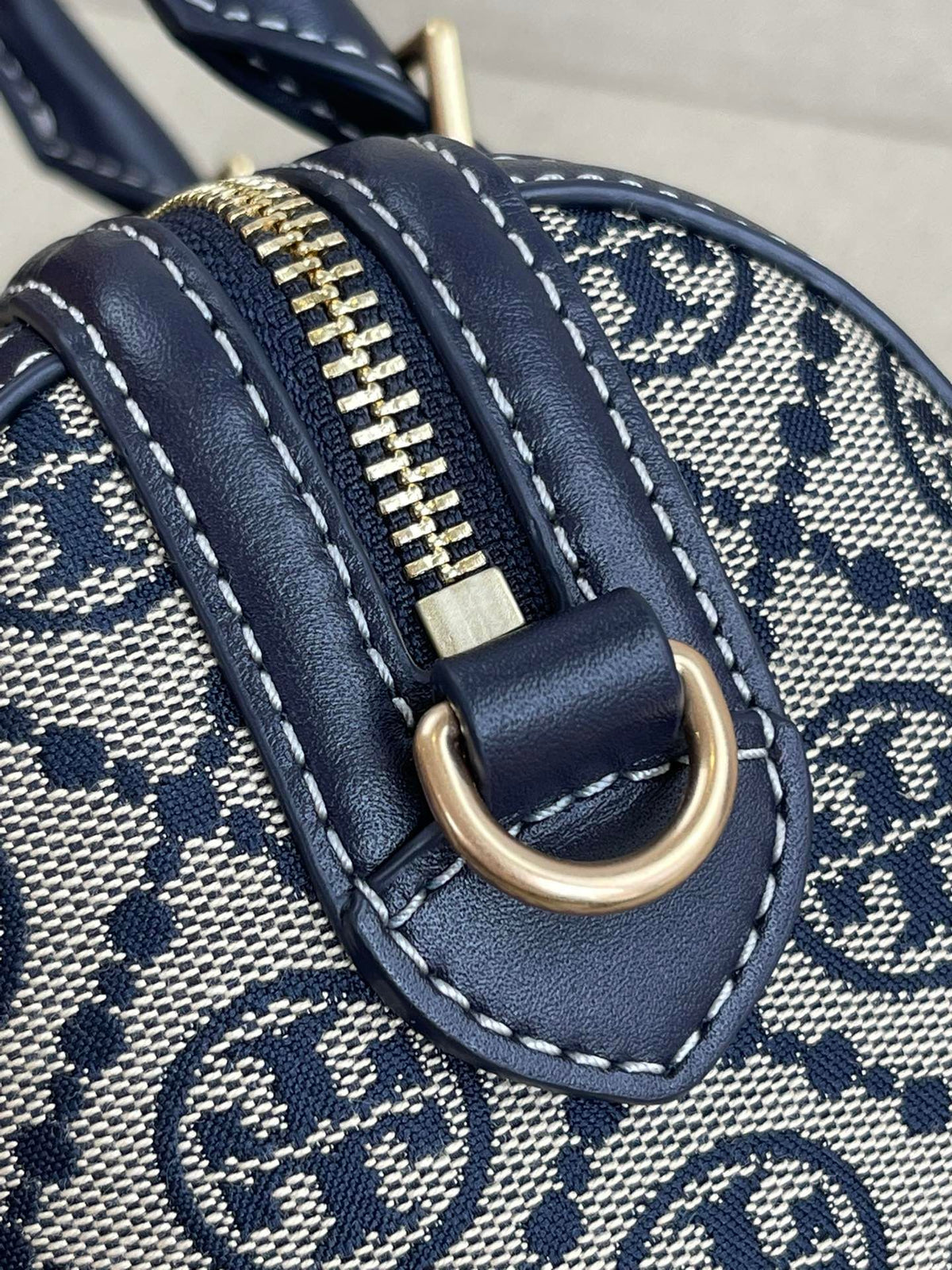 The hottest TB model is currently being produced by the OEM factory, and the latest bag is fully imported with a woven logo and customer supplied fabric. It is paired with imported cowhide with a zipper and a movable shoulder strap. The shoulder strap