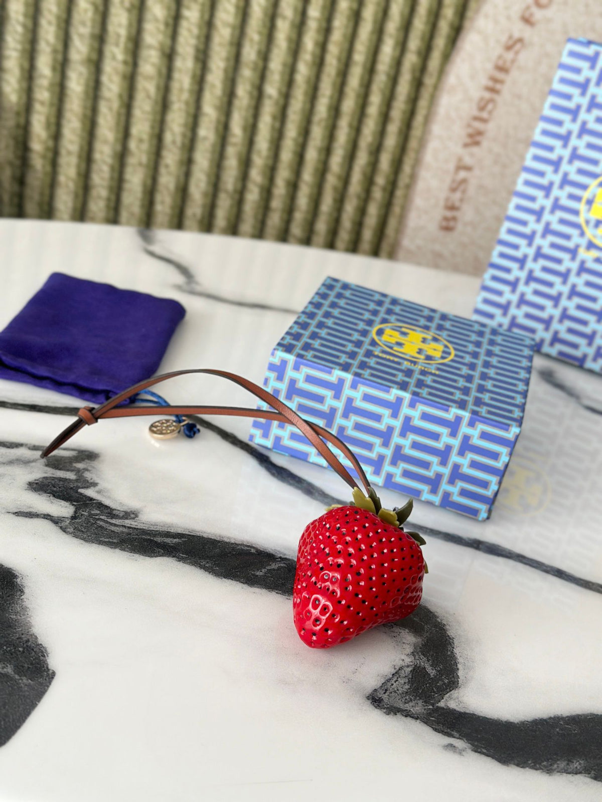 Tory Burch strawberry bag hanging in two colors. Since I found this strawberry on Xiaohongshu, I think it looks so good and cute. I love carrying a basket to match it and try it out. It can also be paired with other bags. Both red and pink colors look