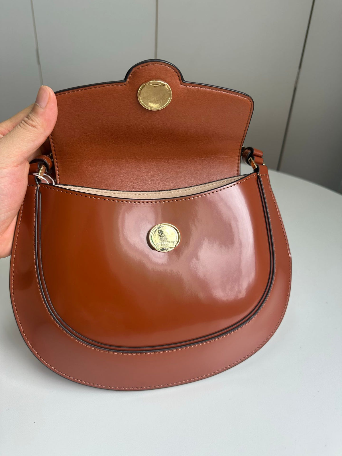 Spring/Summer 163367 Tang Li Bai Qi ROBINSON Small Flip Shoulder Backpack Handbag with Classic and Versatile silhouette, Suitable for daily use, Showcasing Fashion Taste, Adorned with Smooth and Round Edges, Height 18/Length 24/Depth 5cm