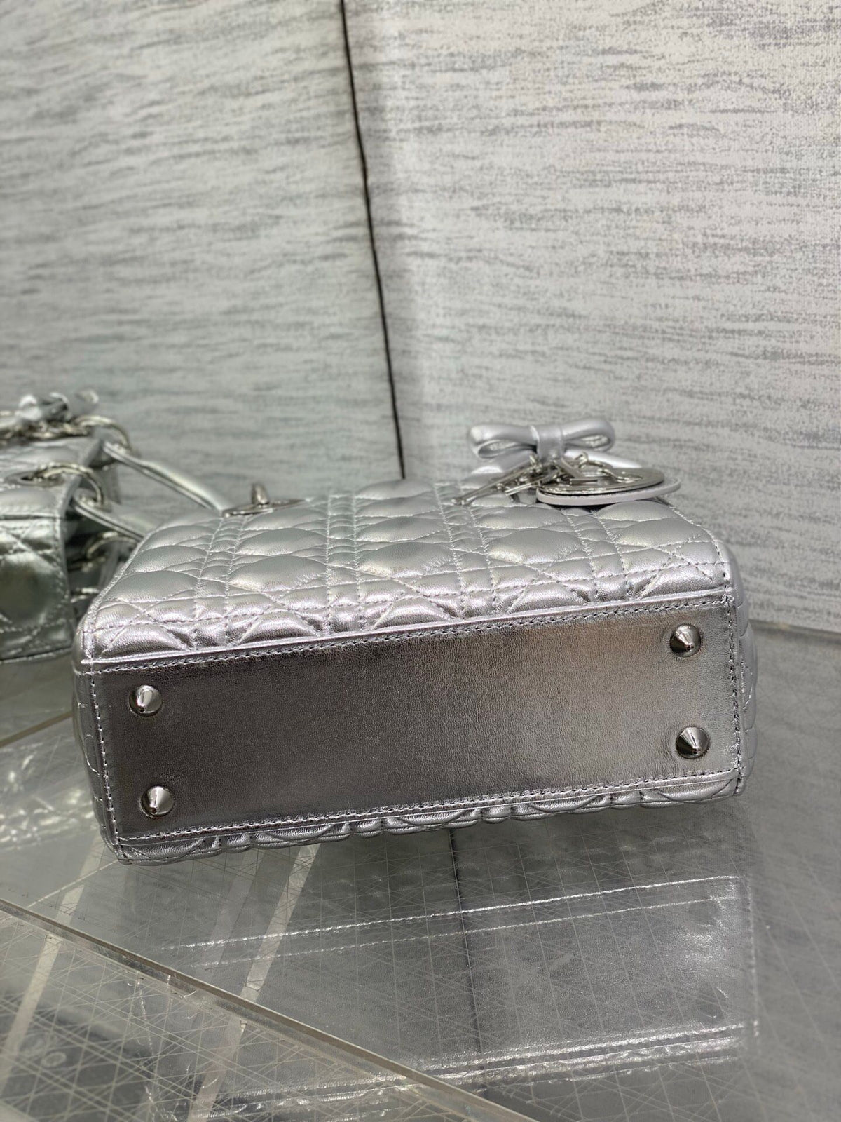 In stock, Lady's latest four-lattice bow Diana bag is carefully made of lambskin. It is a must-have Princess Diana bag for everyone. It is charming, elegant and full of aura. It is also full of femininity when carried cross-body. It has a classic fashion