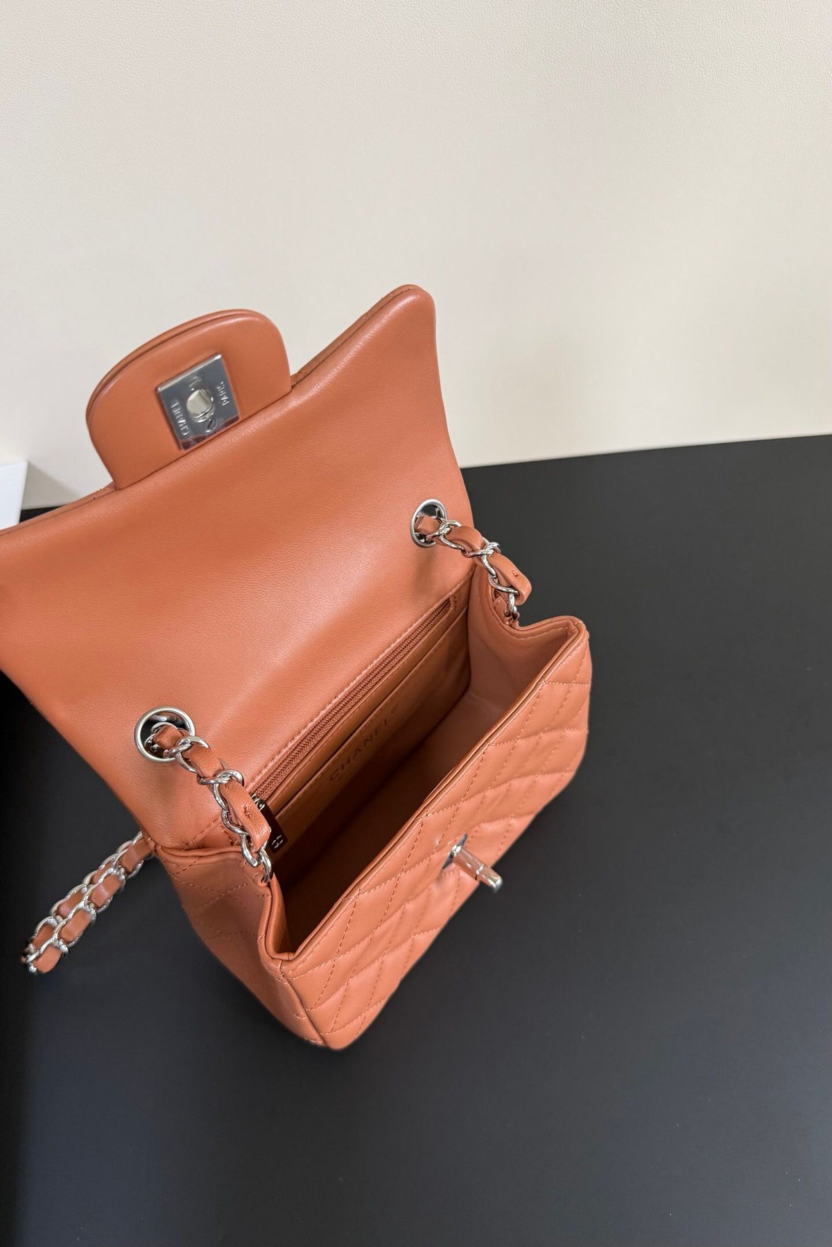 Caramel color silver buckle Classic Flap classic Cf square fat return is exquisite and durable. It is a timeless style that can be matched with anything.