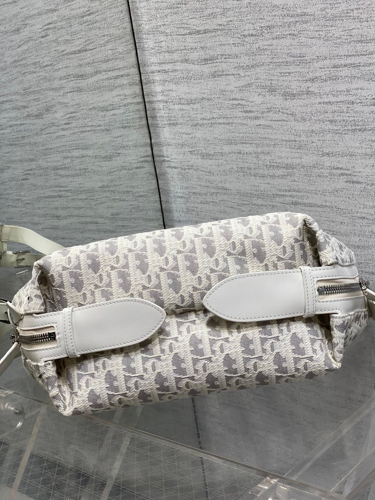 Small size in stock Journey white gray cloth silver buckle series It feels so summery. The white gray cloth fabric is matched with milky white calfskin. The light color looks fresh and healing. The hobo bag has a relaxed feeling. The shape of the bag is