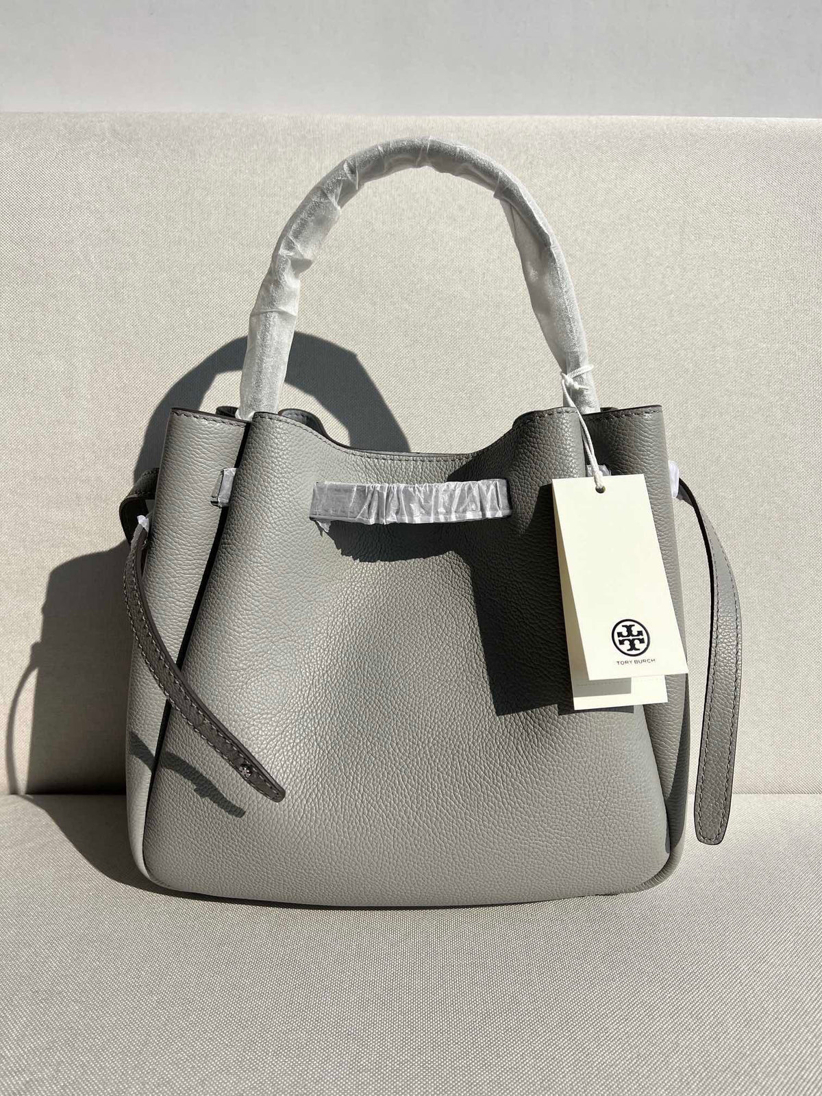 TB new ROMY bucket bag vegetable basket bag latest series carefully selected soft grain leather profile, clever top closure, rich texture. This bucket bag is suitable for daily travel, lightweight and flexible. The bag has spacious and thoughtful interior
