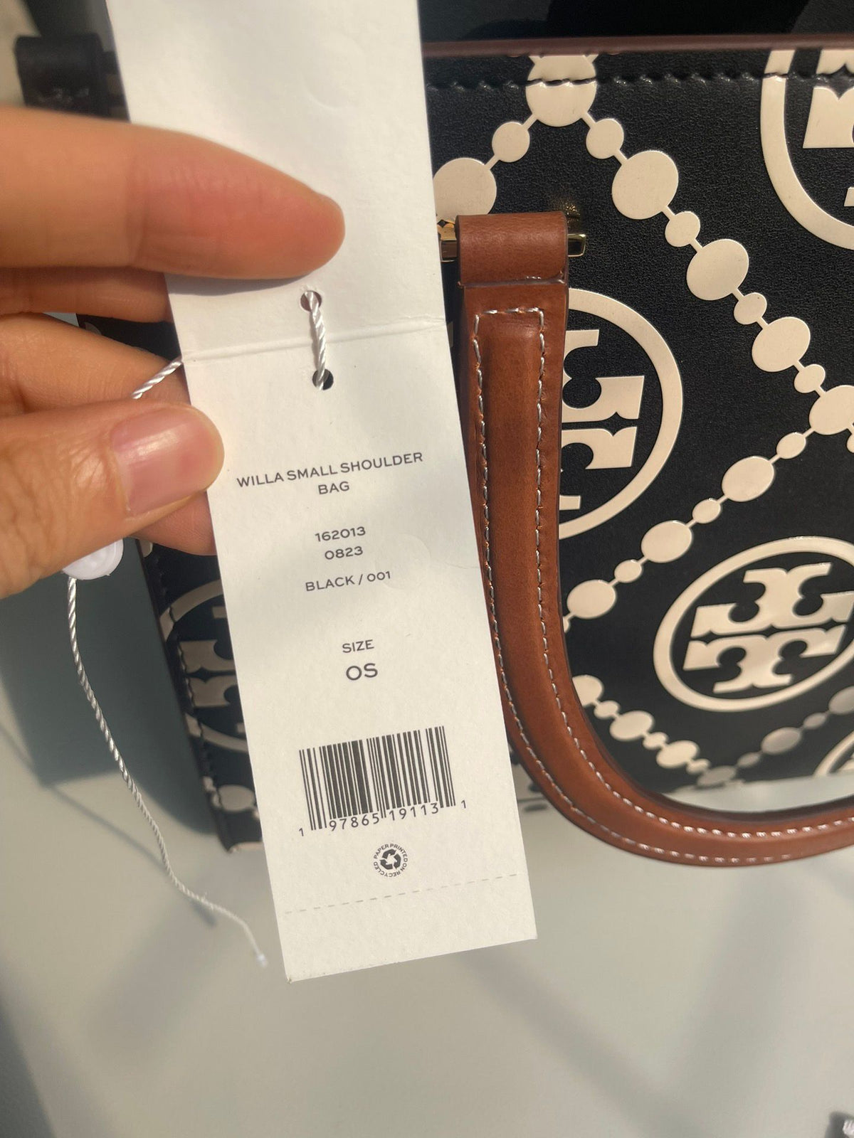 Number Y020 Black and White Collar Classic T Monogram Pattern with Embossed Leather Charm and Unique Style T Monogram Handheld Tote Bag with Detachable Cross Shoulder Strap and Soft and Delicate Suede Leather for Convenient and Orderly Storage. Each detai