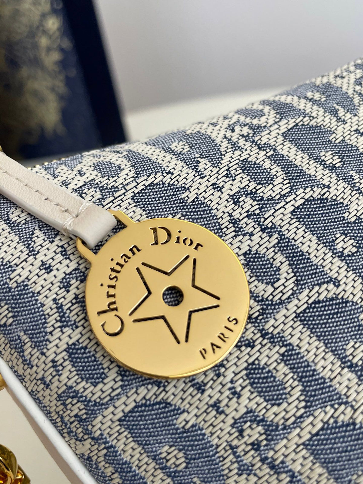 Lunch box bag in stock. Hobo star raffia series. It feels so summery. The sky blue fabric is paired with milky white calfskin. The light color looks fresh and healing. The bag shape design is practical. It is equipped with an adjustable long shoulder