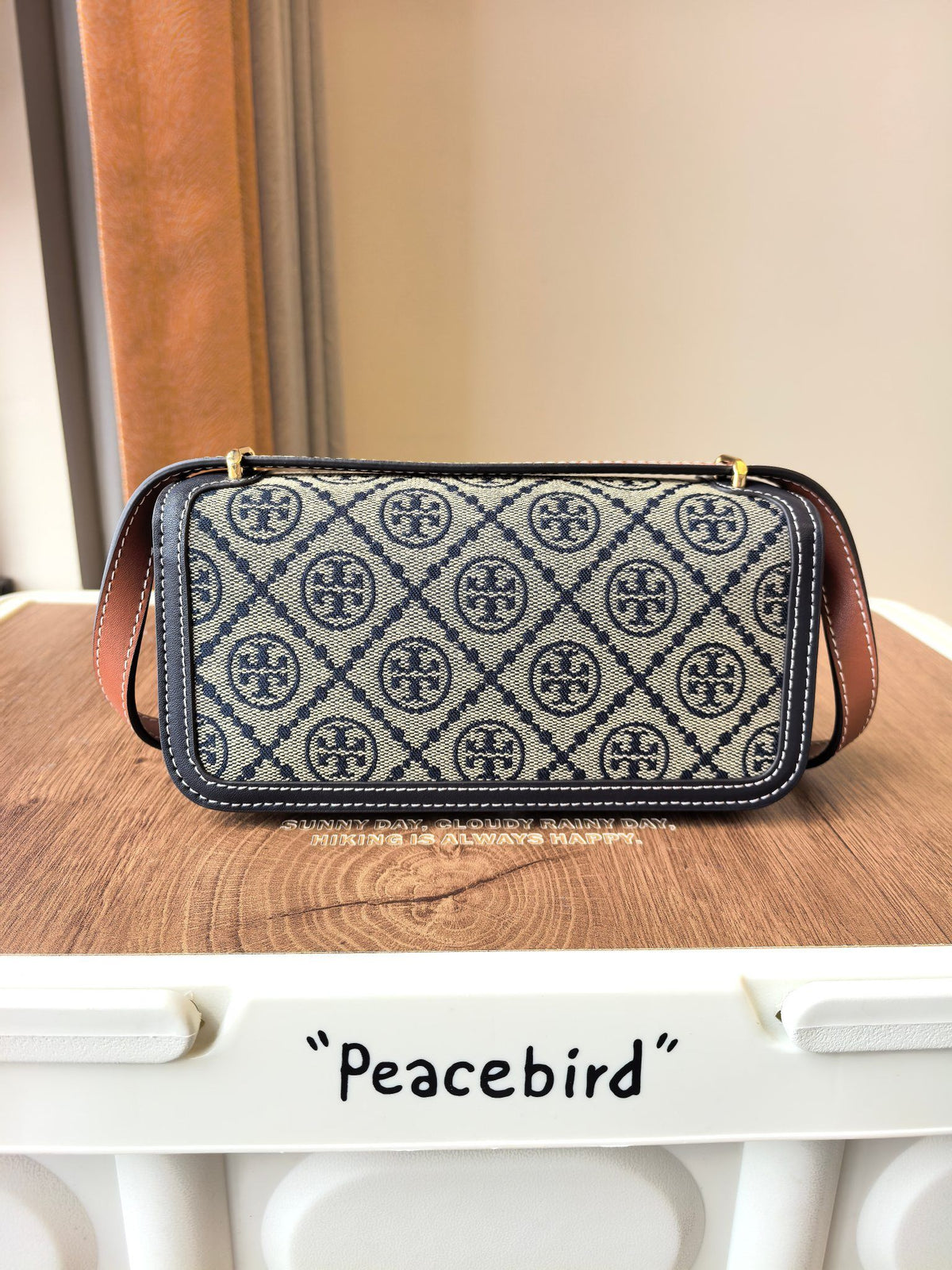 Eleanor's hot blue presbyopia bag has a beautiful and versatile color