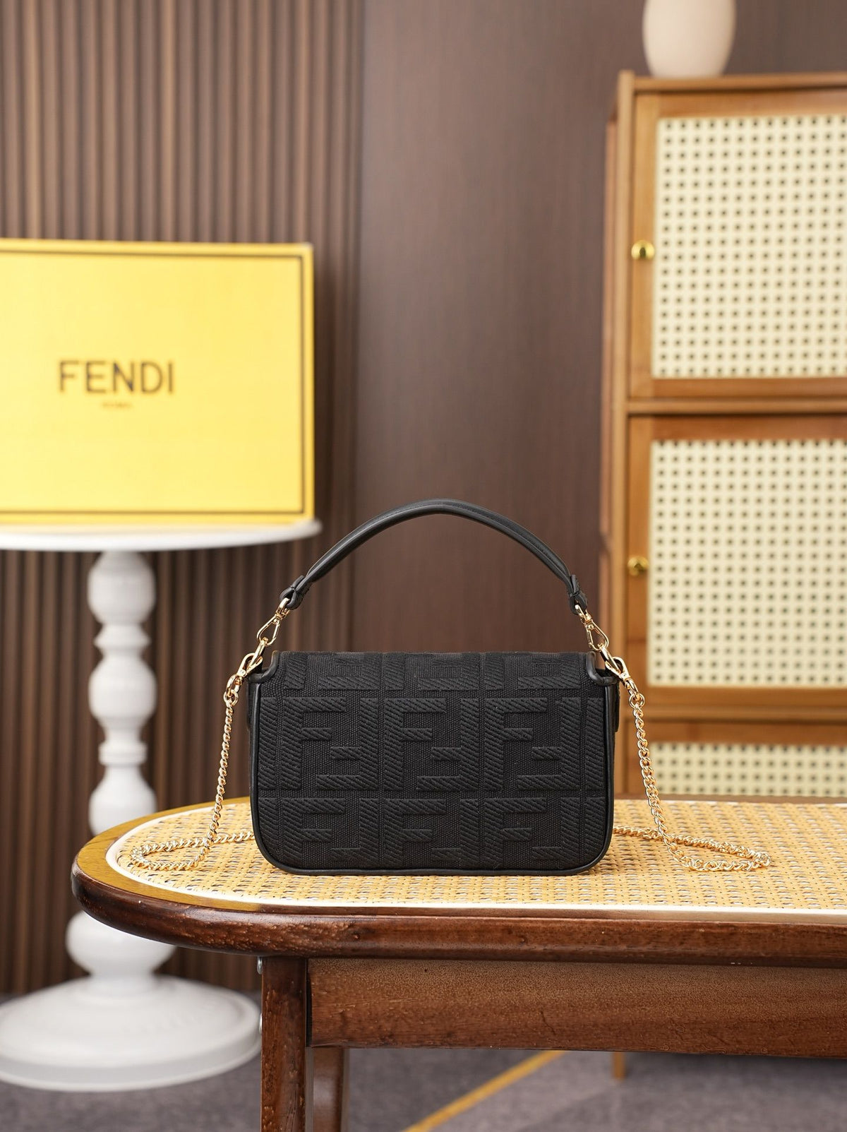 Model 6004, small size 20cm, FENDI's popular classic Baguette, crafted from high-quality canvas material, features double FF three-dimensional embroidery throughout the entire bag, creating an unparalleled texture. It comes with a detachable shoulder