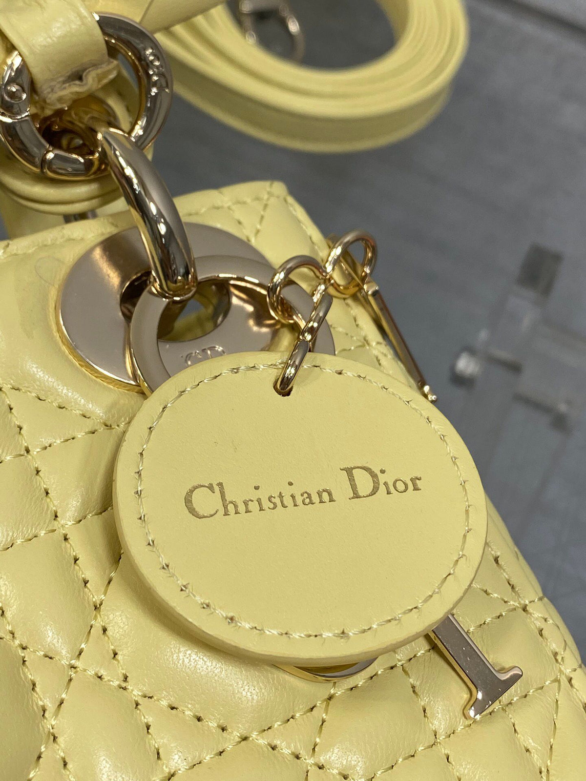 Chick yellow is in stock. Classic Lady's latest bow-tie Princess Diana bag. A must-have three-compartment bag for everyone. Charming, elegant and full of aura. It is also full of femininity when carried cross-body. Classic fashion style. This beautiful