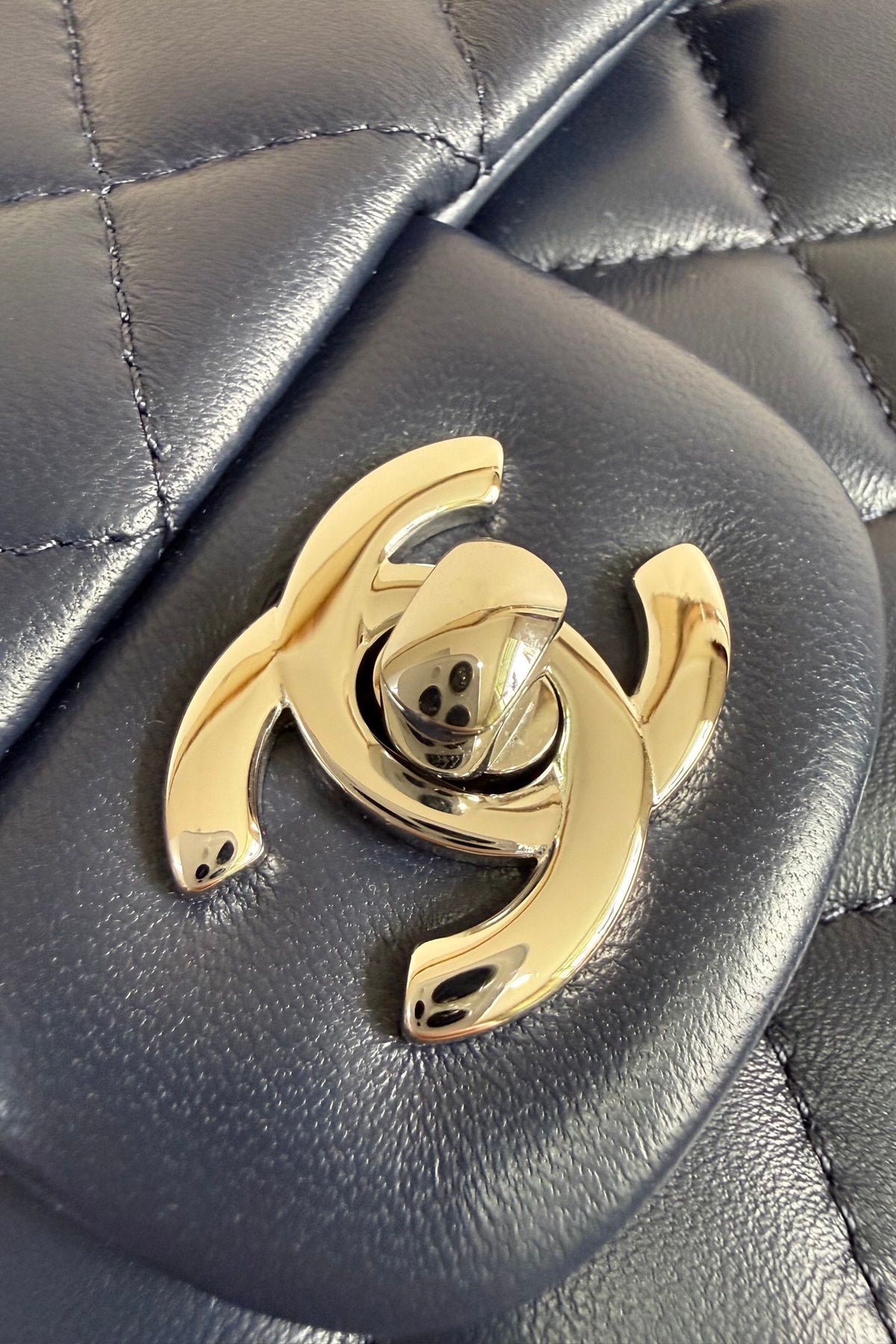 Dark blue silver buckle Classic Flap classic Cf square fat return is exquisite and durable. It is a timeless style that can be matched with anything.