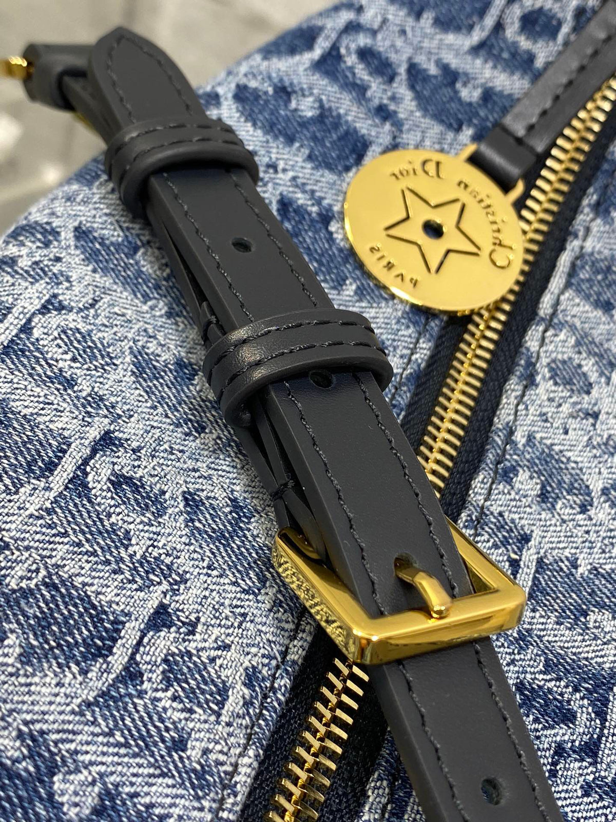 The Hobostar denim series has been planted on this bag. It reinterprets the classic letter pattern with an irregular stonewash effect, giving the bag a new style. The gradient effect is unique and handsome. The fashionable charm shown by the denim print