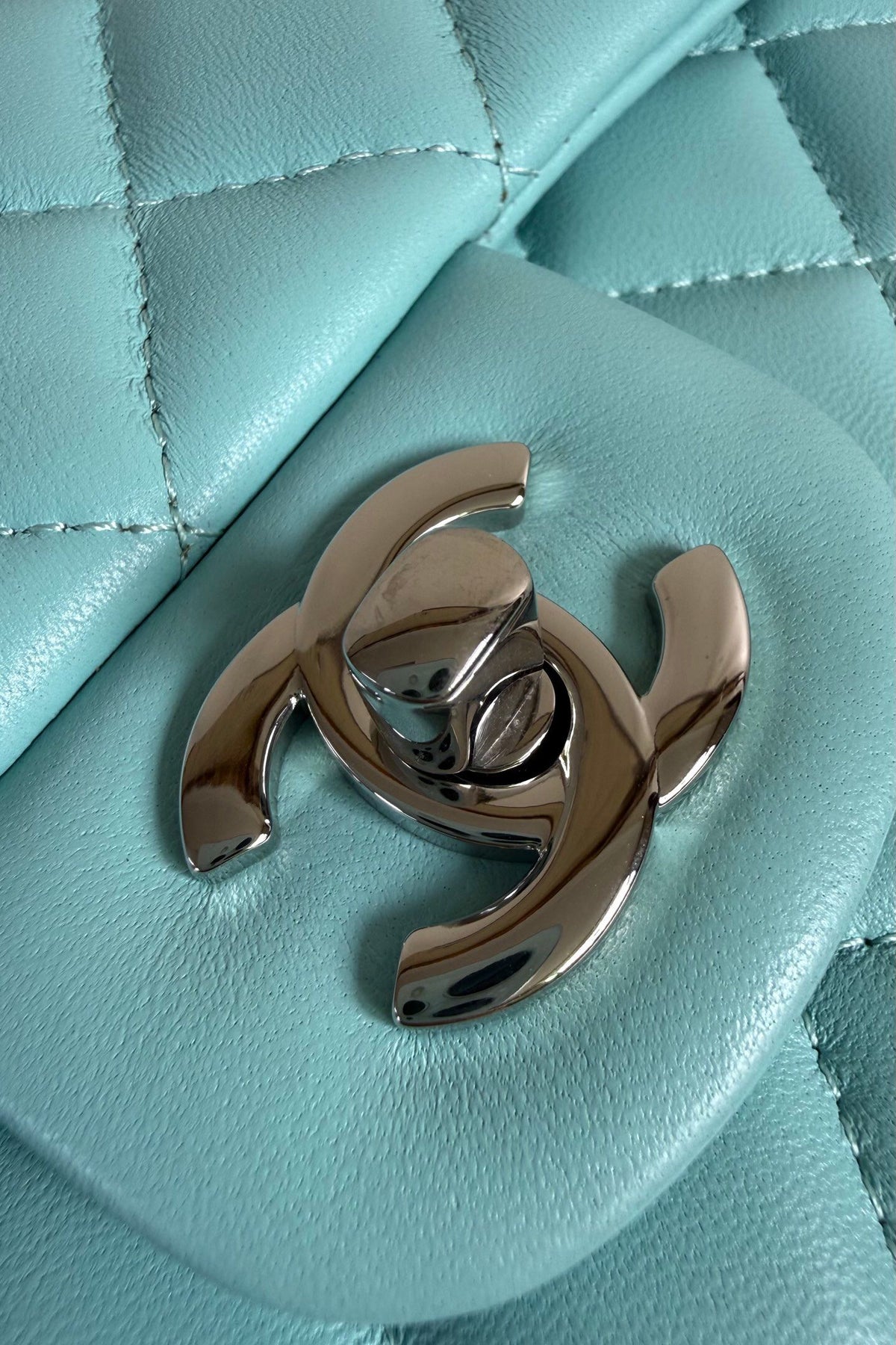 Tiffany Blue Silver Buckle Classic Flap Ten Thousand Years Classic Cf Square Fatty Return is exquisite and durable. A timeless style that can be matched with anything.