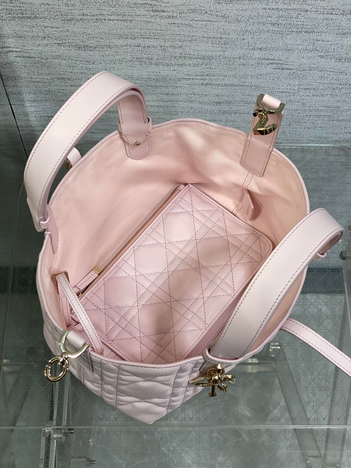 Small spot Toujours series brick cabinet latest sweet powder is a bit too beautiful, with high beauty value. The pink and tender bag color is super tender, super summer, and the saturation is not high. The pink purple color is easy to handle, the macaron