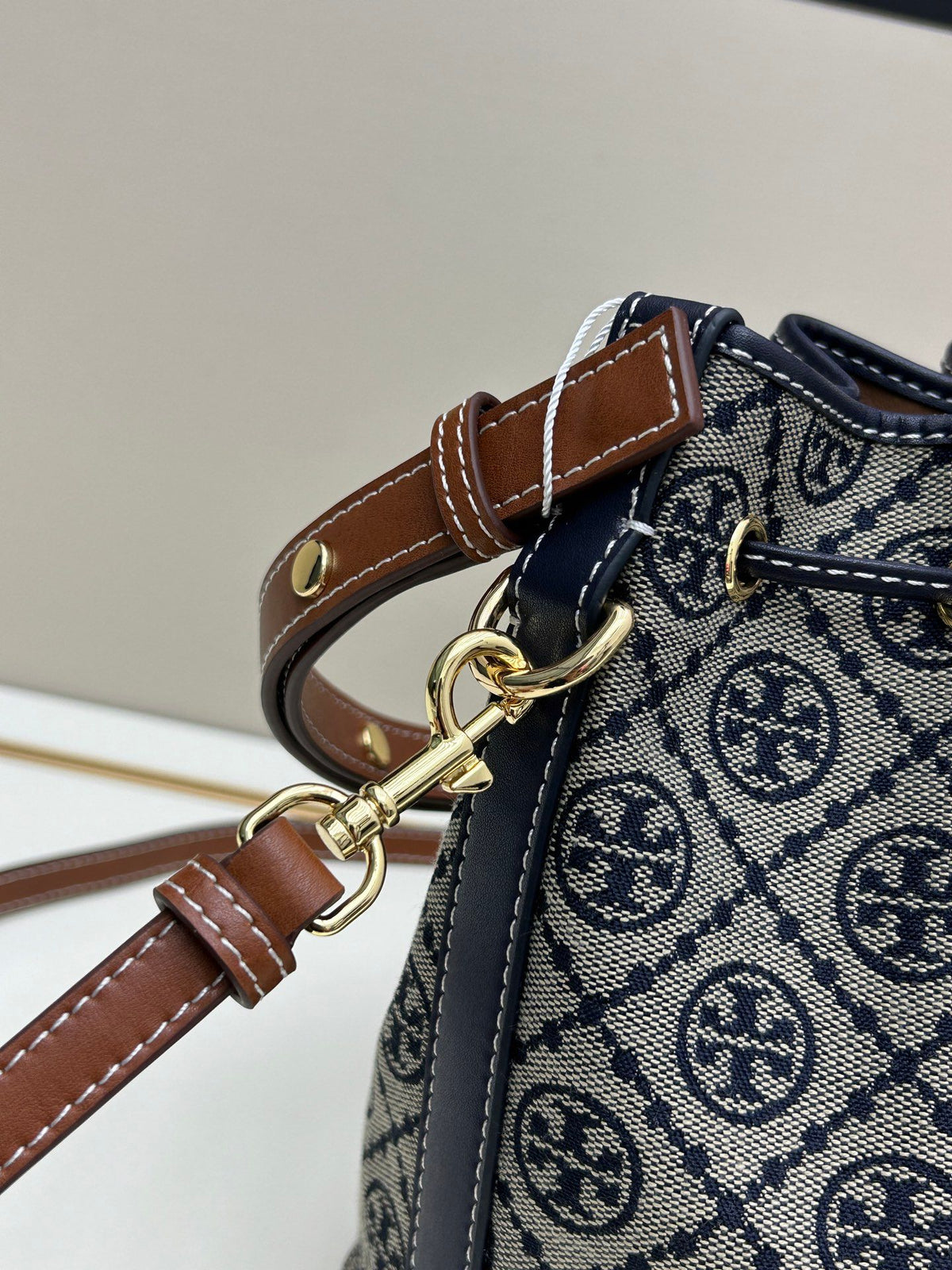Batch 350 new medium-sized bucket bag TORY BURCH T MONOGRAM vintage jacquard crossbody bucket bag size 17.9x21.2x11.7cm