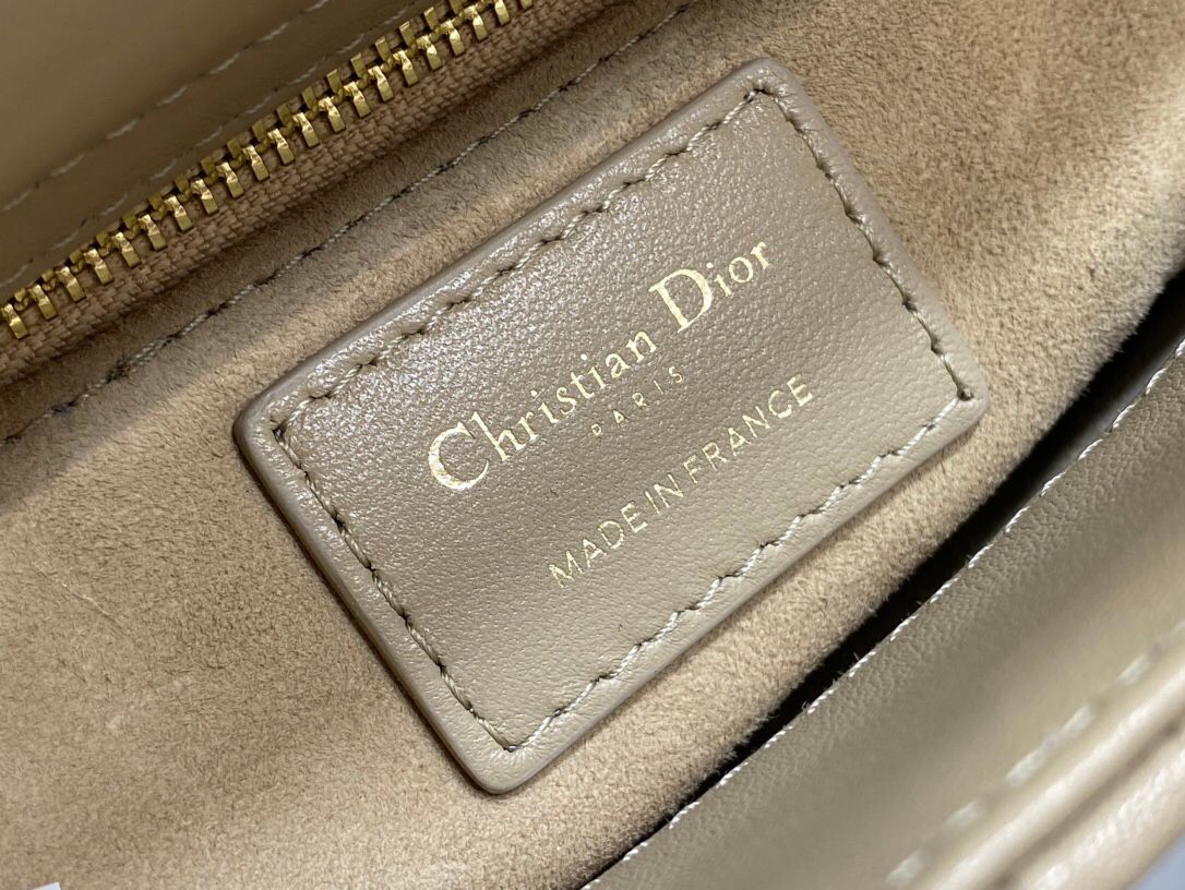 The three-compartment milk tea color Classic Lady bag is in stock. This three-compartment bag is a must-have for everyone. It is charming, elegant and full of aura. It is also full of femininity when carried cross-body. Classic fashion style. This beautif
