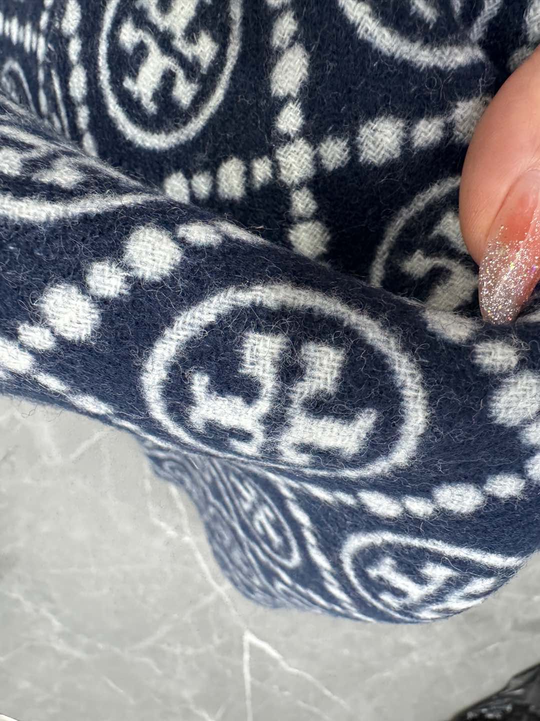 TORY BURCH.TB new double-sided scarf/navy blue