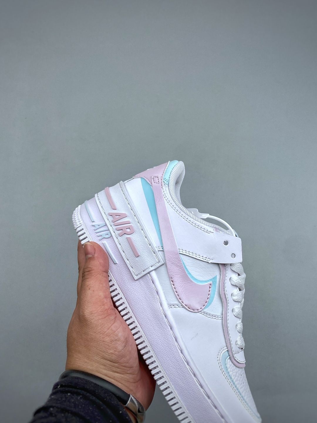 Support the launch of NIKE W AF1 SHADOW, a brand-new girly deconstructivist design. The Macaron Air Force 1 is a lightweight, height-increasing, low-top, versatile sneaker that injects playful elements into classic design. It features a layered structure