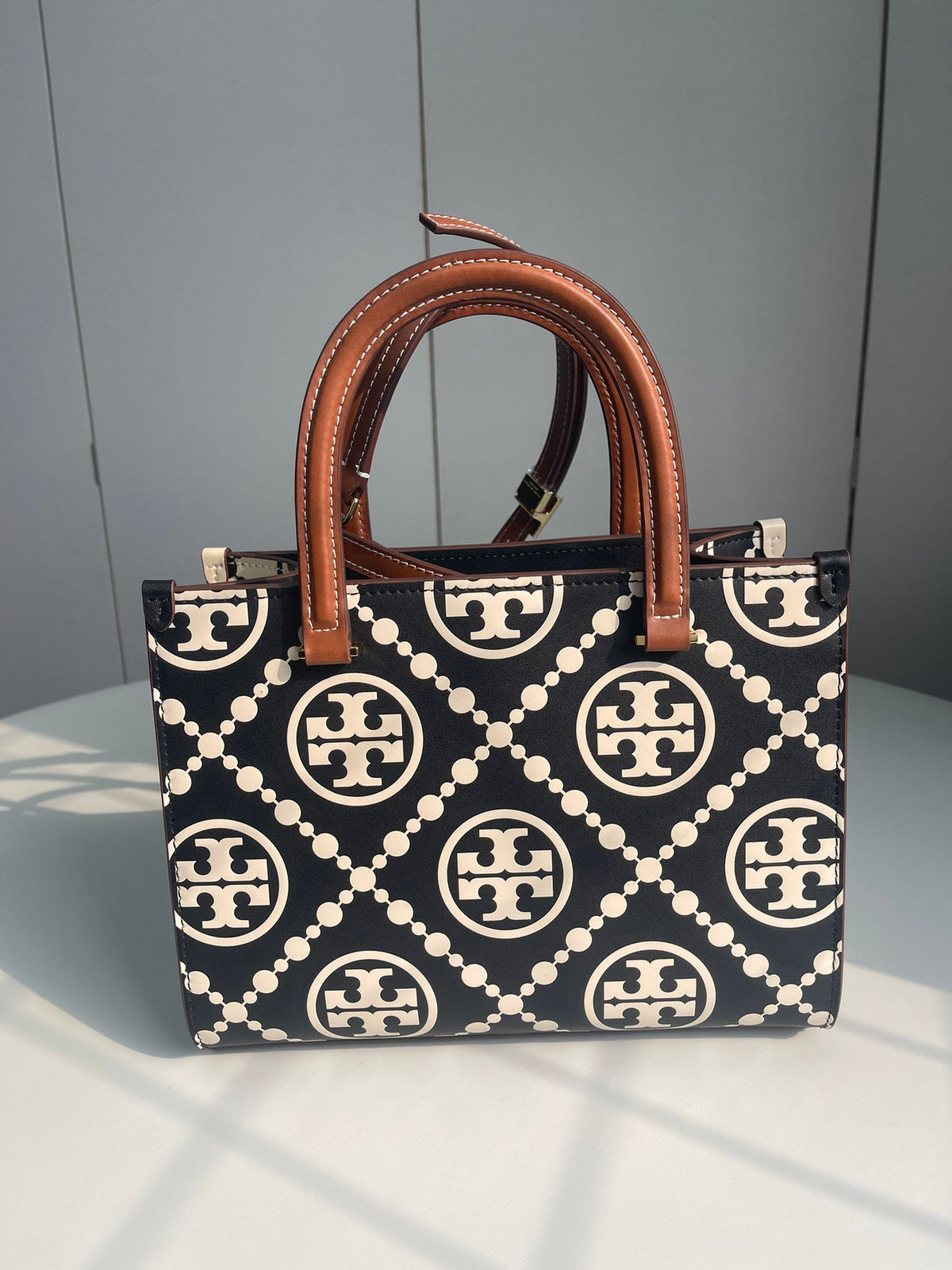 Number Y020 Black and White Collar Classic T Monogram Pattern with Embossed Leather Charm and Unique Style T Monogram Handheld Tote Bag with Detachable Cross Shoulder Strap and Soft and Delicate Suede Leather for Convenient and Orderly Storage. Each detai