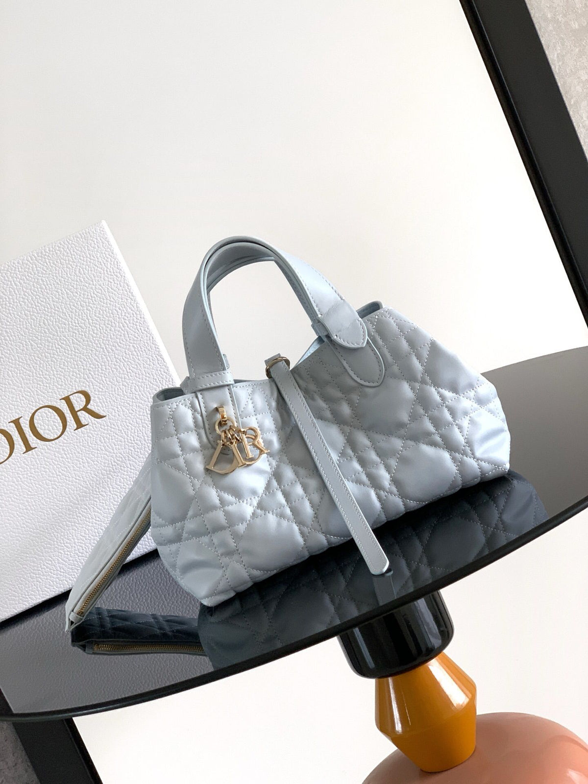 This Toujours handbag debuted at the 2023 spring and summer collection show. It has a casual and practical design with a unique style. It is made of ice blue cow leather and is decorated with oversized cannage pattern topstitching. Spacious internal compa