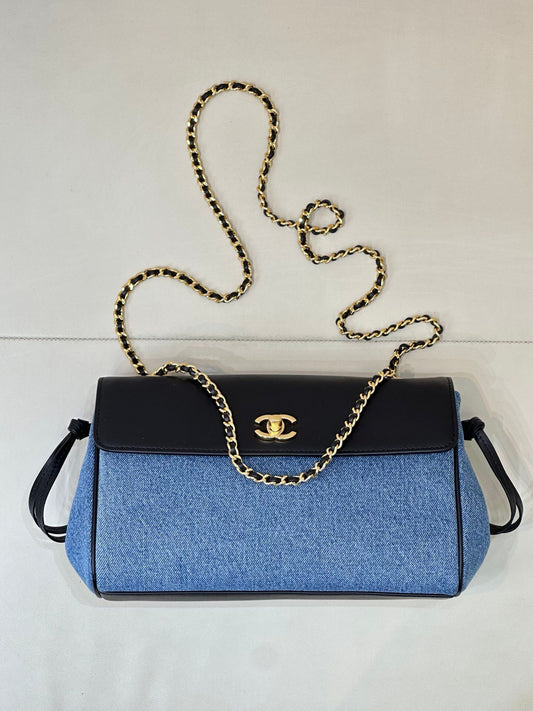 Denim blue. The main body is stone-washed blue denim fabric. The texture of the fabric is clear. It is a natural and soft denim blue. It is not too bright blue. The upper cover is spliced with black smooth first-layer cowhide. The tough denim and the