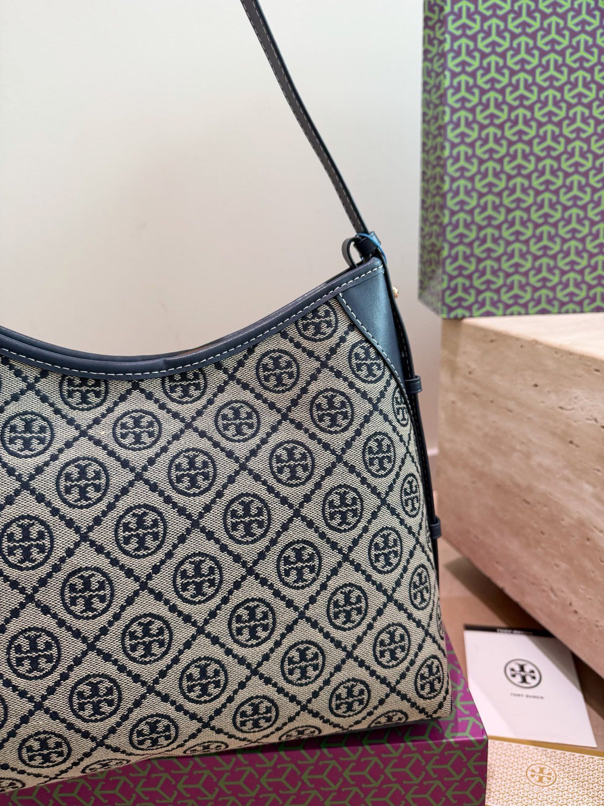 Comes with Tory Burch's new vintage flower hobo bag gift box