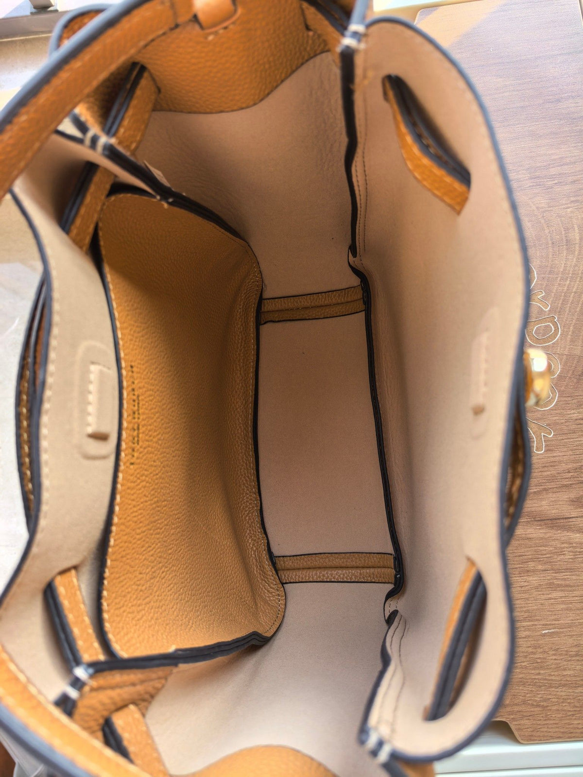 Toryburch's brand new drawstring shopping tote bag with serial number 923 ROMY is a portable crossbody bucket bag made of delicate and thick cowhide material with a soft waist contour. It is the ultimate daily handbag with light weight and spacious interi
