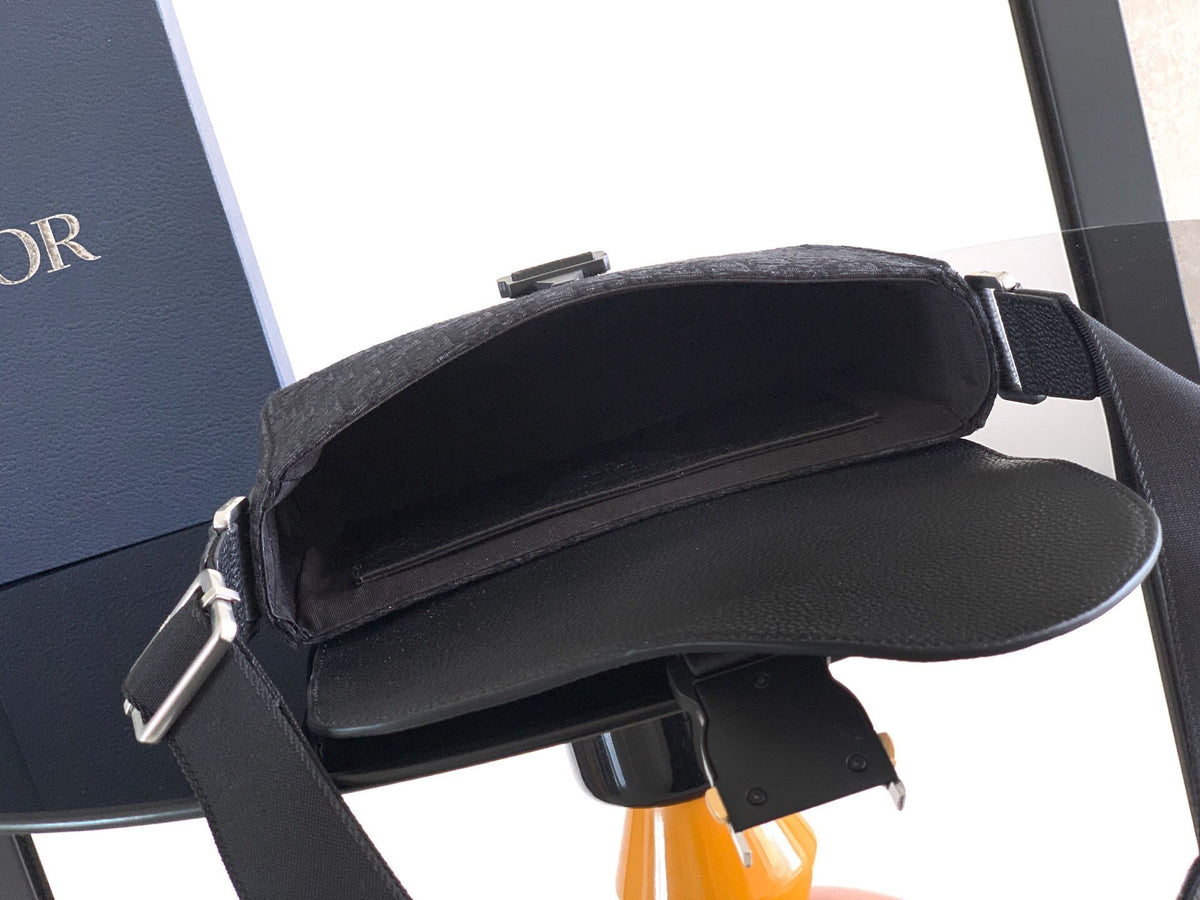The Heritage Saddle Flap Messenger Bag is sophisticated and stylish with a distinctive style. Combining Oblique printed fabric with grained calfskin, it has an elegant saddle flap and is embellished with a Heritage buckle. A hallmark of classic craftsmans